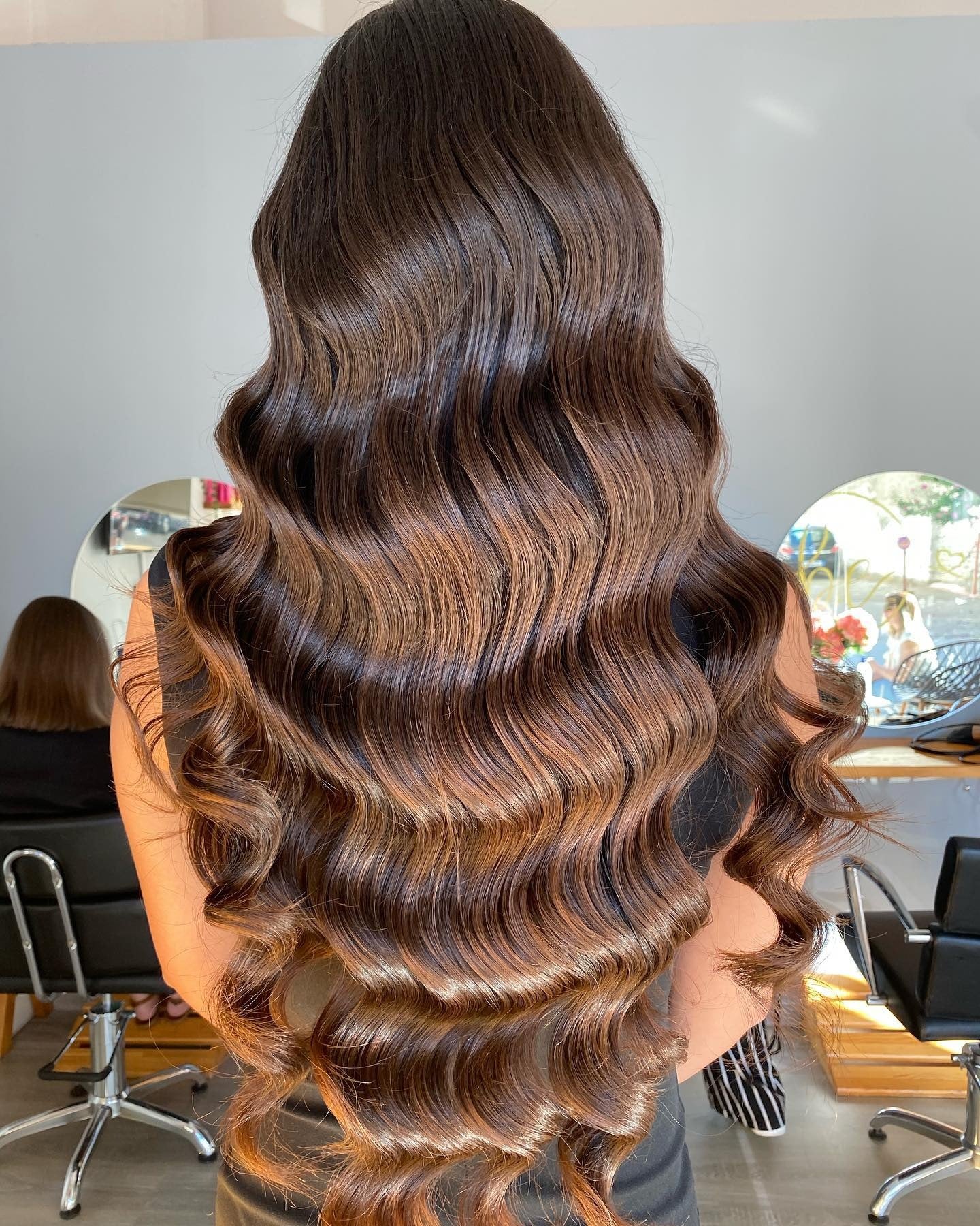 14. Hochglänzende Bernsteinbandwellen (Frisuren mit langer Welle)