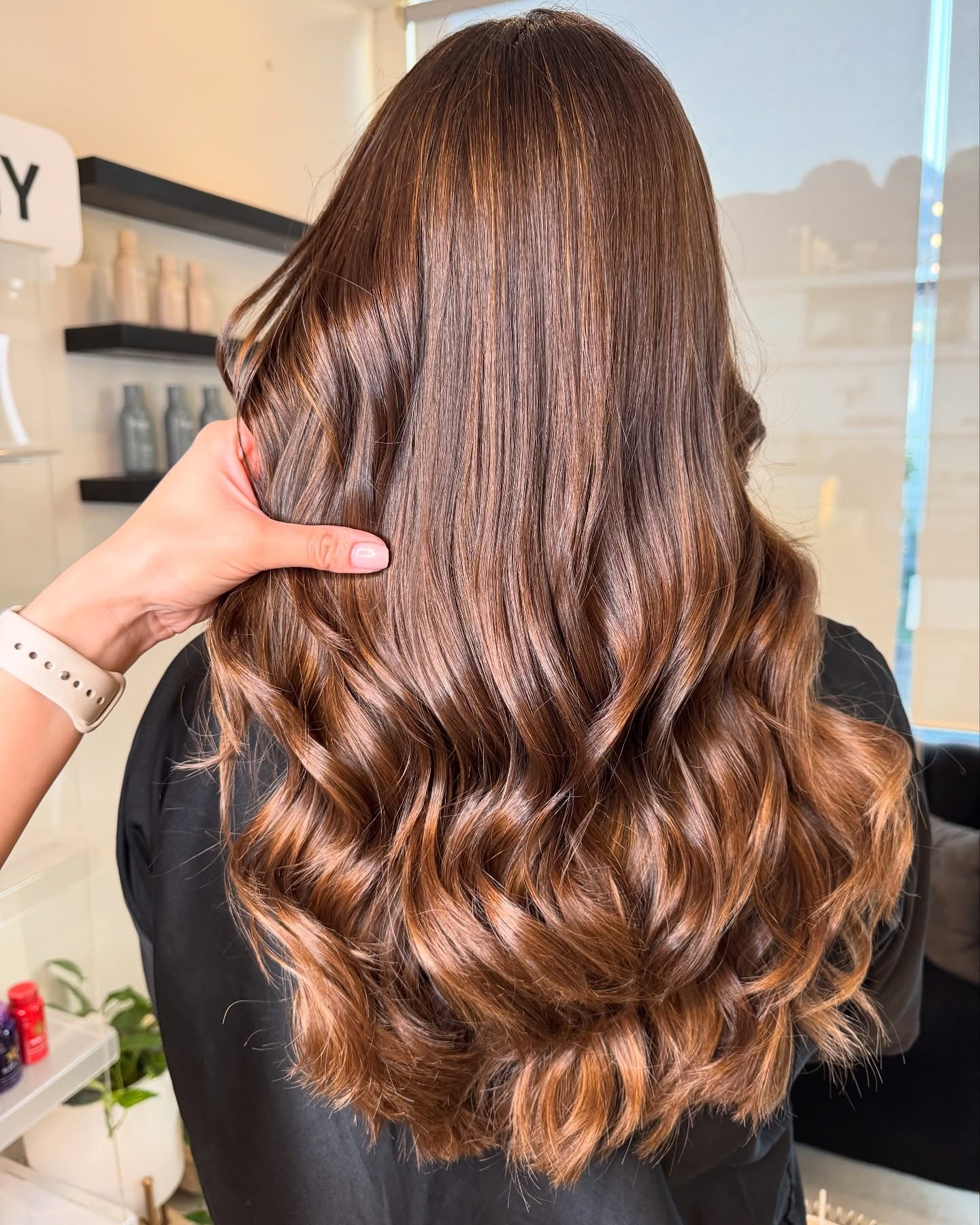 14. Glänzende Mokka-Karamell-Fusion mit definierten Locken (Karamell-Mokka-Haarfarbe)