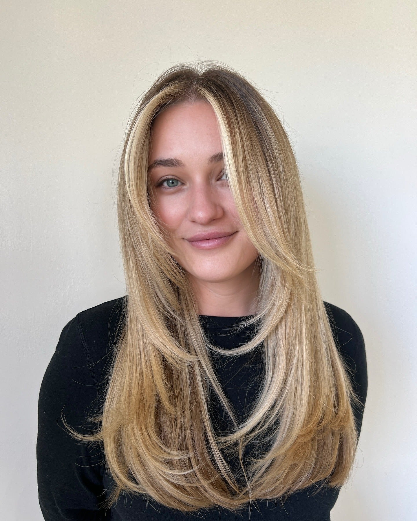 14. Golden Blonde Wispy Layers mit Gesichtsabmessung (lange wispige Haarschnitte)