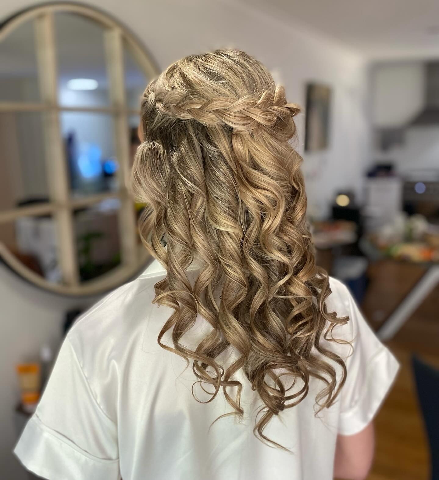 14. Halb-up-Geflecht mit goldenen Locken (geflochtene Frisuren)