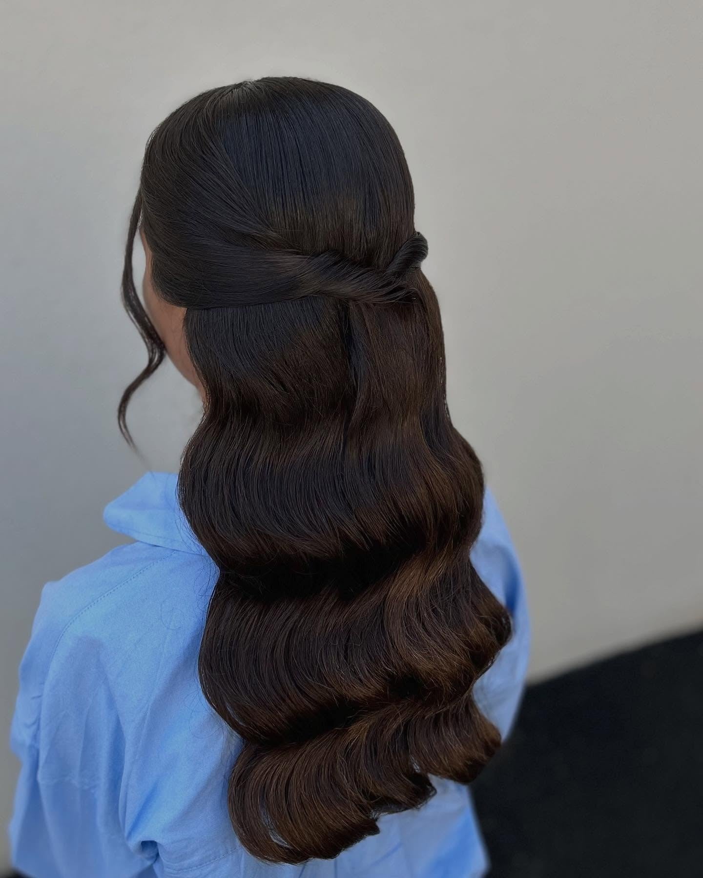 14. Halb-up-Twist mit polierten Schokoladenwellen (wellige Frisuren)