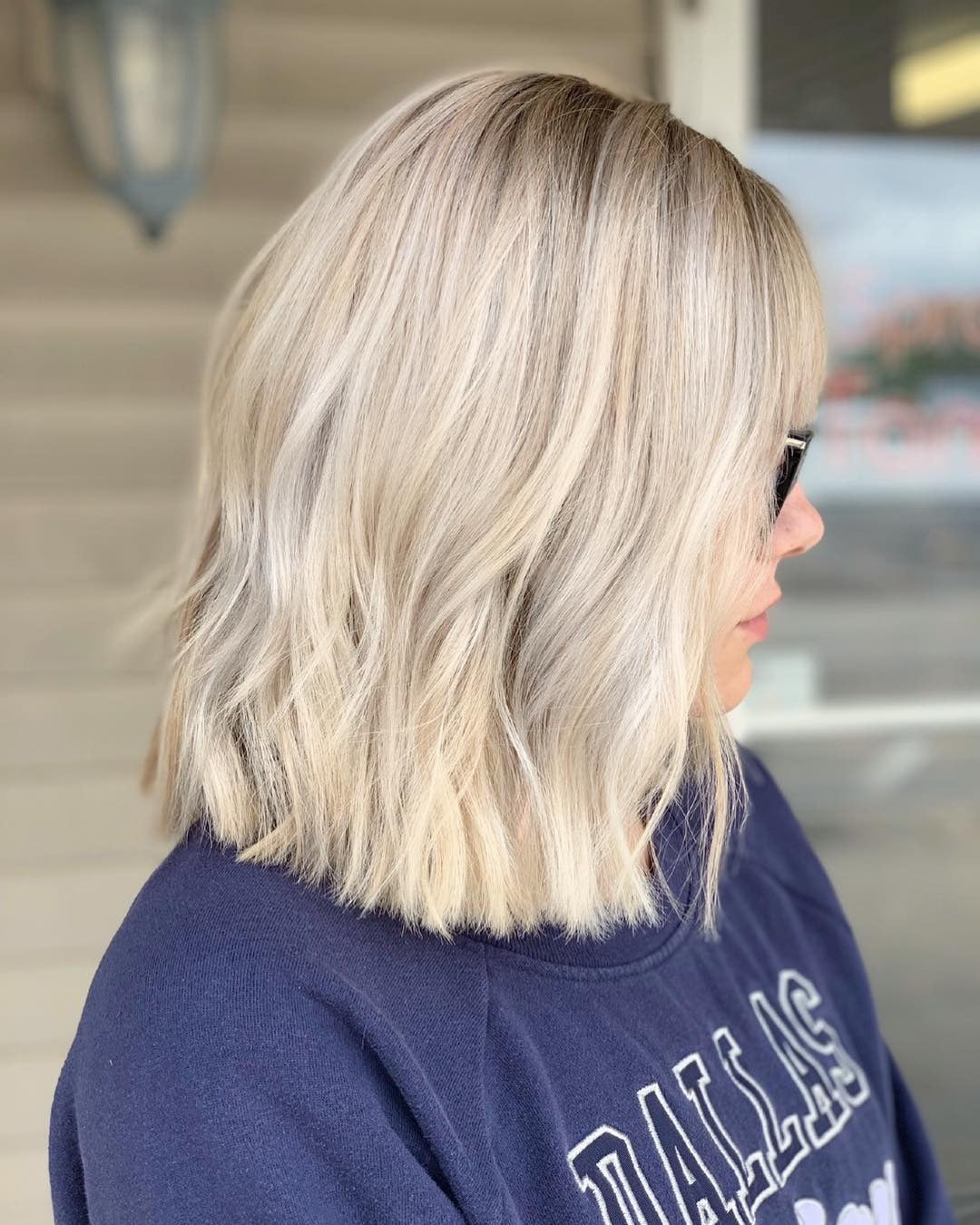 14. eisiges Beige Blonde Wavy Lob (kurze blonde Frisuren)
