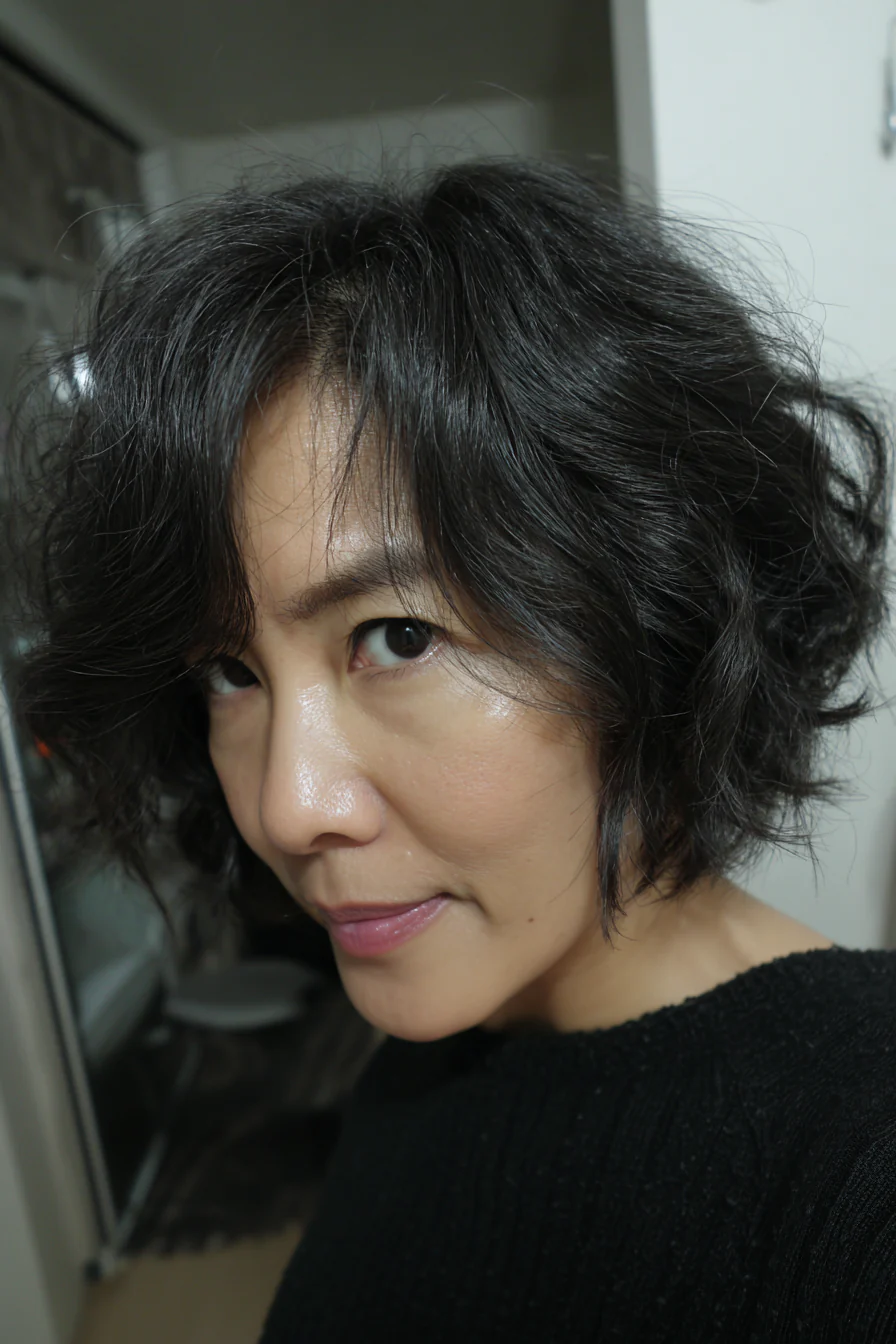 14. Stufenbob mit natürlichen schwarzen Wellen (kurze gewellte Haarschnitte für ältere Frauen) – Kurze gewellte Haarschnitte für ältere Frauen