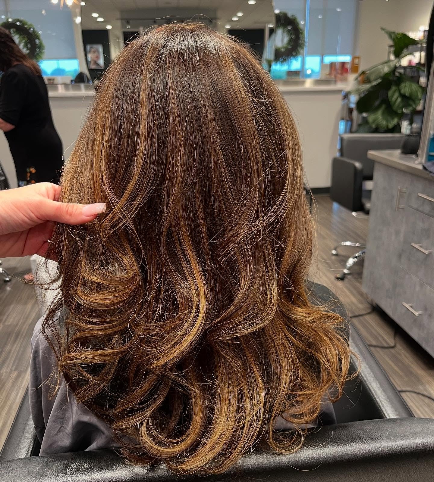 14. Schichtkastanienbraun mit Honig -Highlights (Haarfarbe mit Highlights)