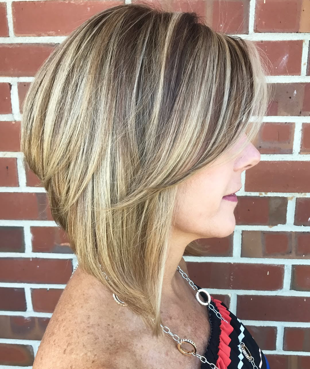 14. Layered Honey Blonde Abgleed Bob (gestapelte Bob -Haare)