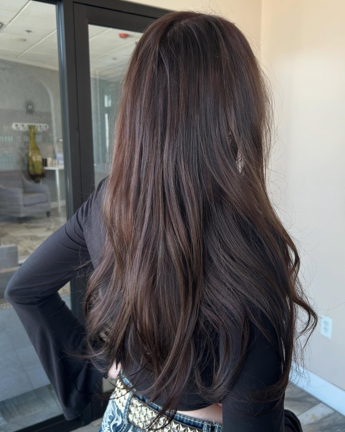 14. Lange Schichten mit tiefer Ascheschokolade (schokoladenbraune Haarfarbe)