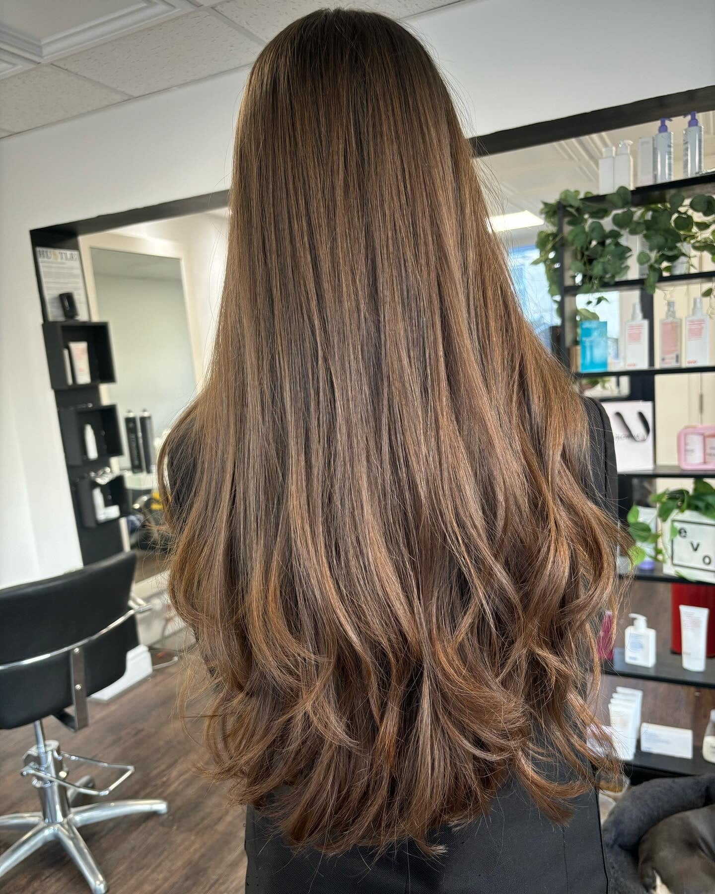 14. Lange Walnussschichten mit natürlichem Körper (langschichtige Frisuren)