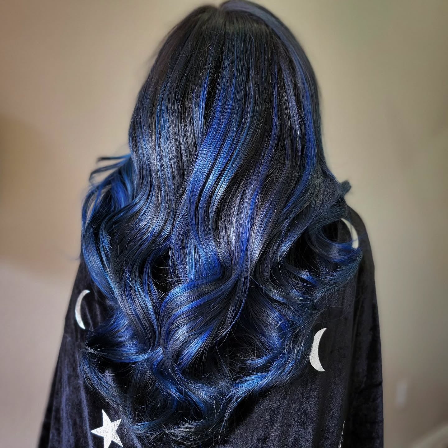 14. Mitternachtsblaue Highlights auf schwarzen Locken (Schwarzes Haar mit Highlights)