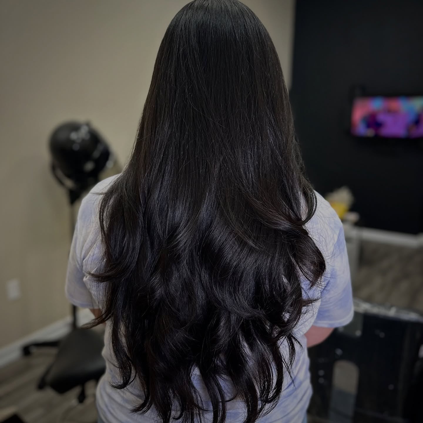 14. Midnight Brunette-Schichten mit sanften Wellen (extra lange Schichten)