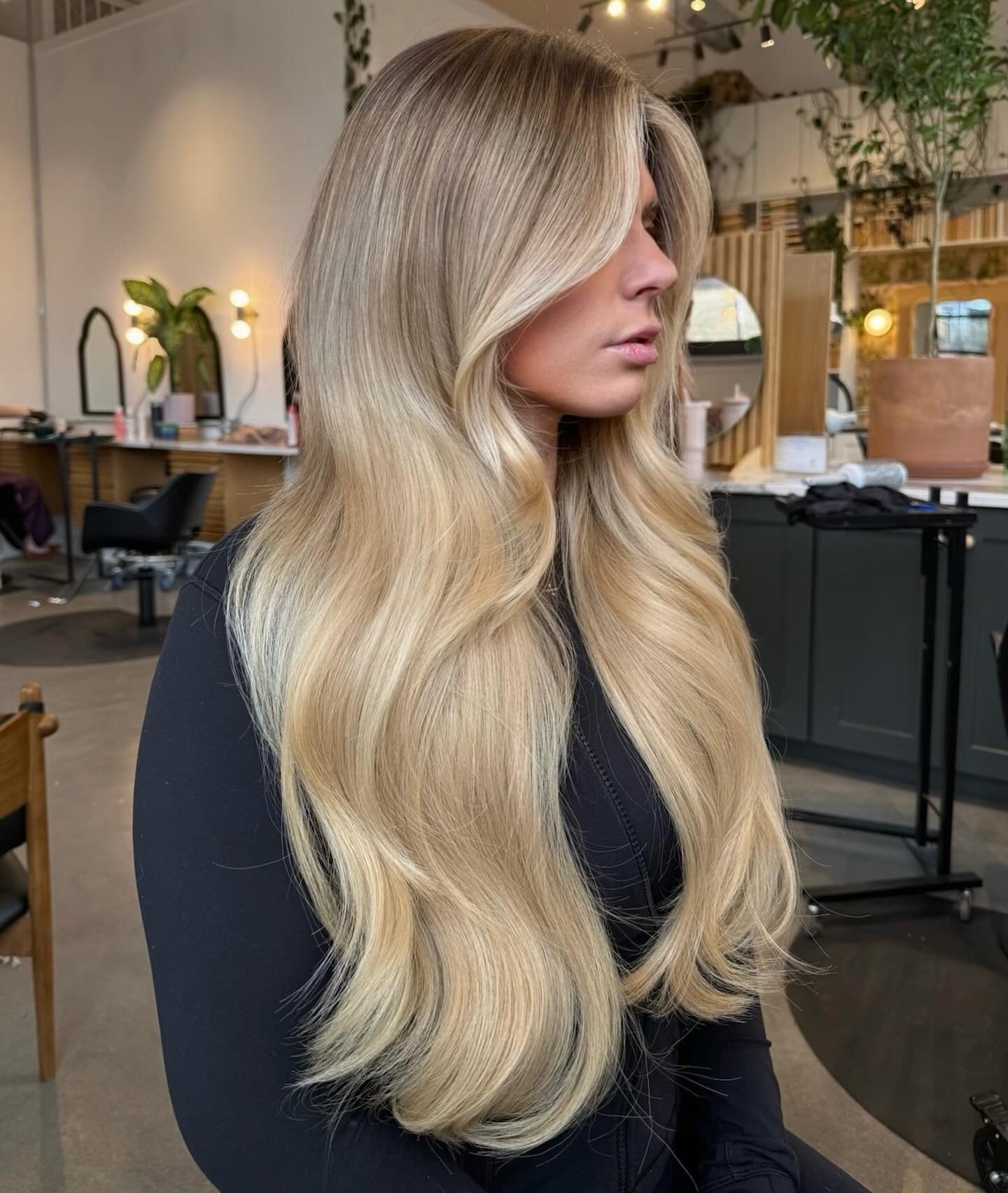 14. Natürliche Blondine mit geformten Vorhangschichten (langes blondes Haar)