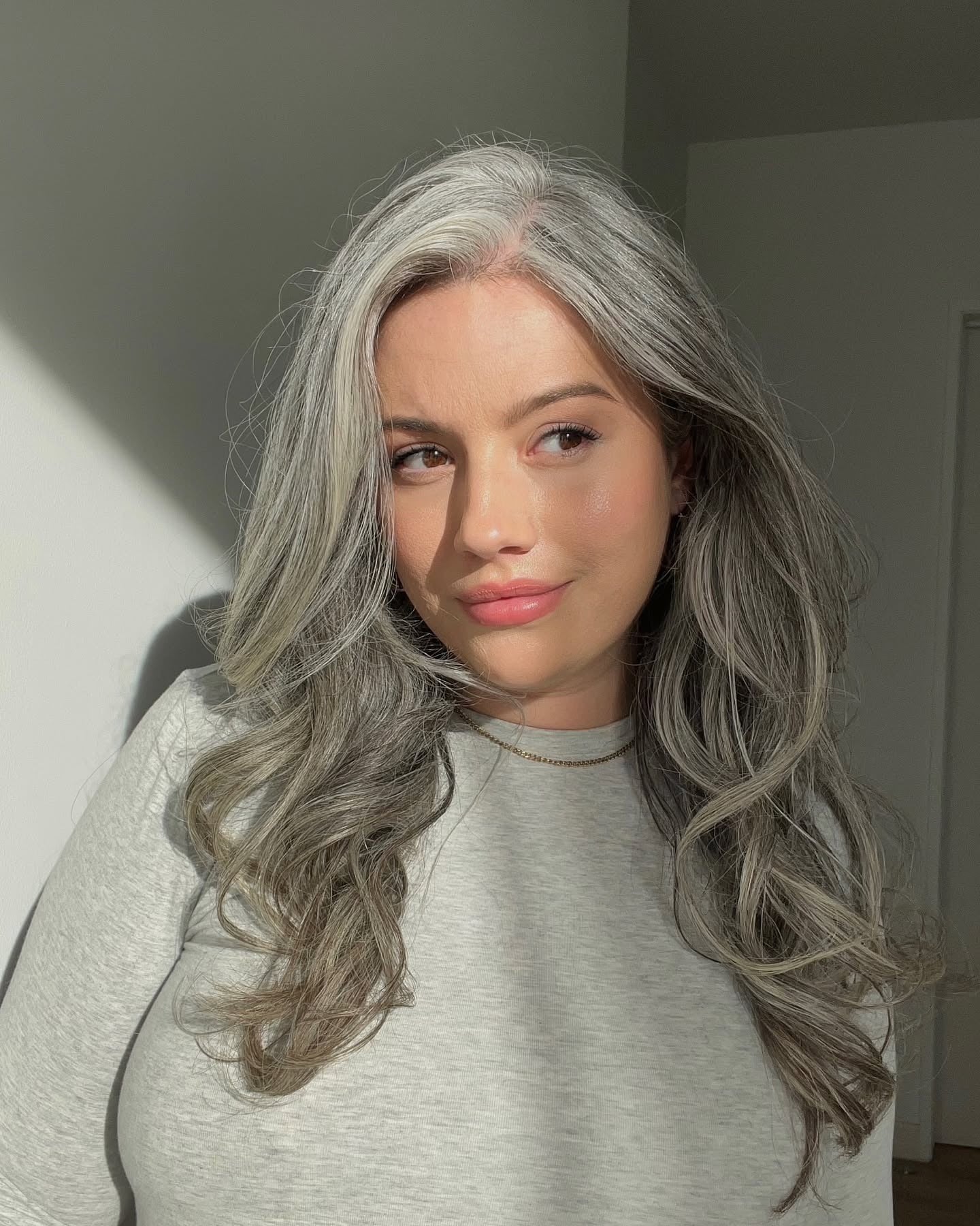 14. Natürliche Silbermischung mit weichen Wellen (silberne Haarfarbe)