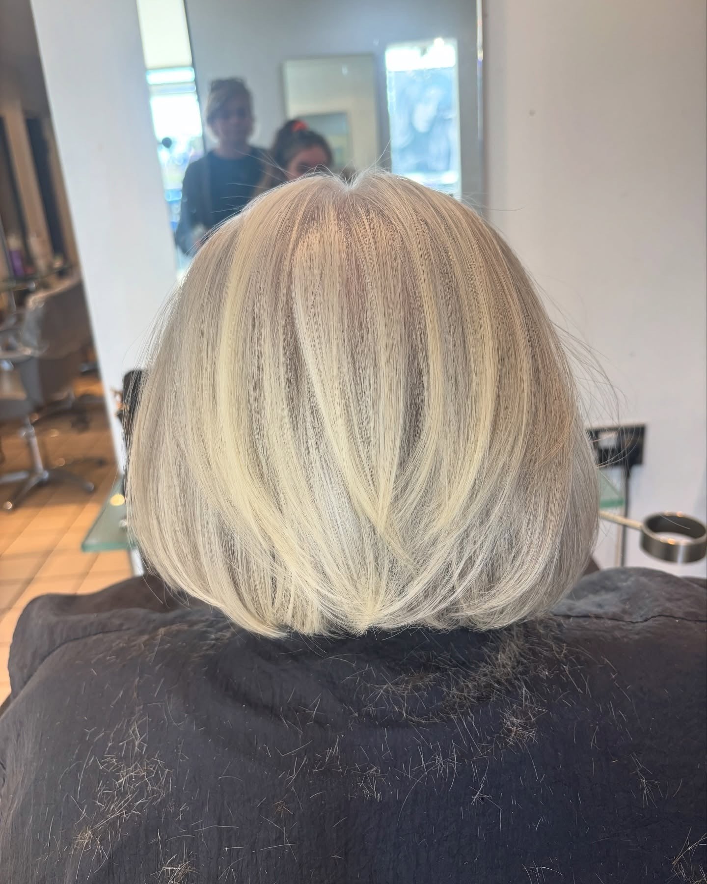 14. Platinblonde Präzision Bob (geschichtete Bob -Frisuren)
