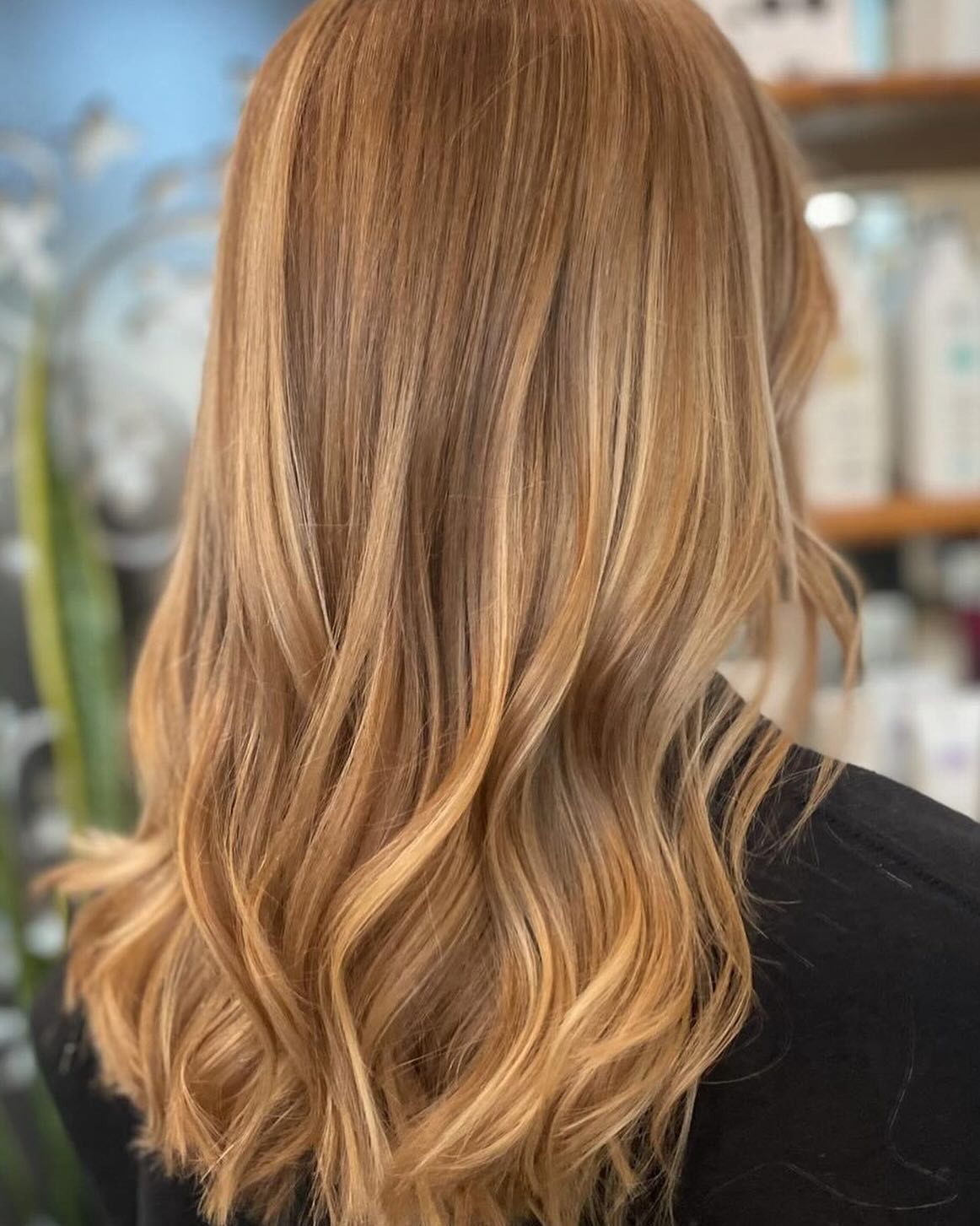 14. Reiche buttergeschwindige goldene Wellen mit mittlerer Länge (goldene blonde Haarfarbe)