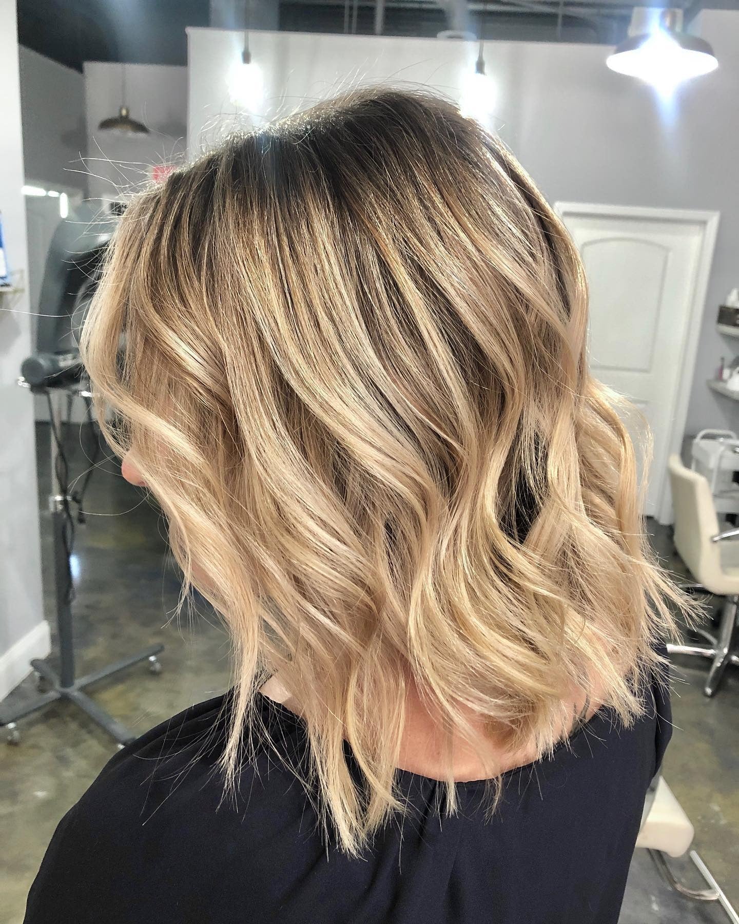 14. Rooted Champagne Wavy Lob (schulterlanger Lob)