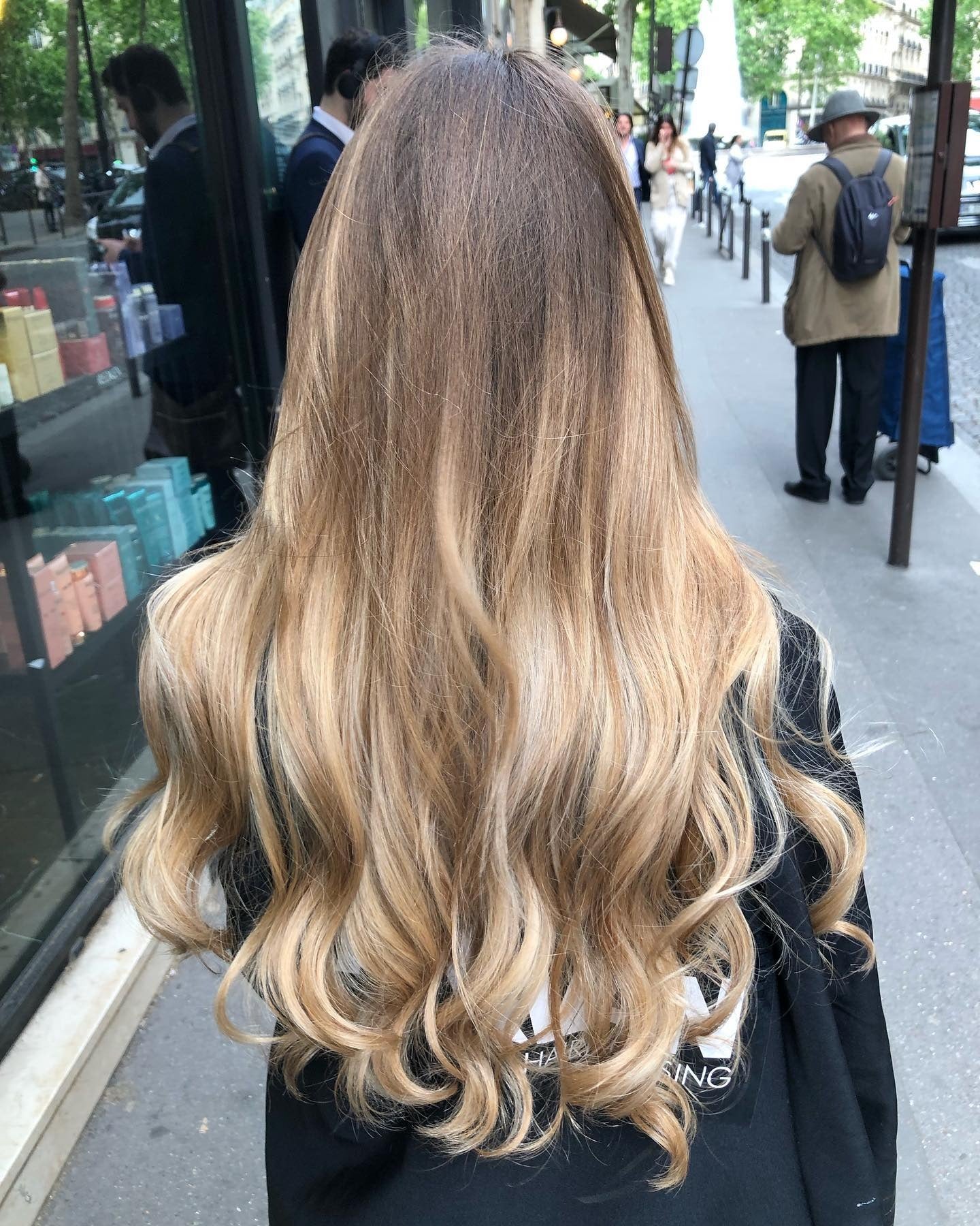 14. Wurzelte sandige Blondine mit kaskadierenden Locken (sandige blonde Haarfarbe)