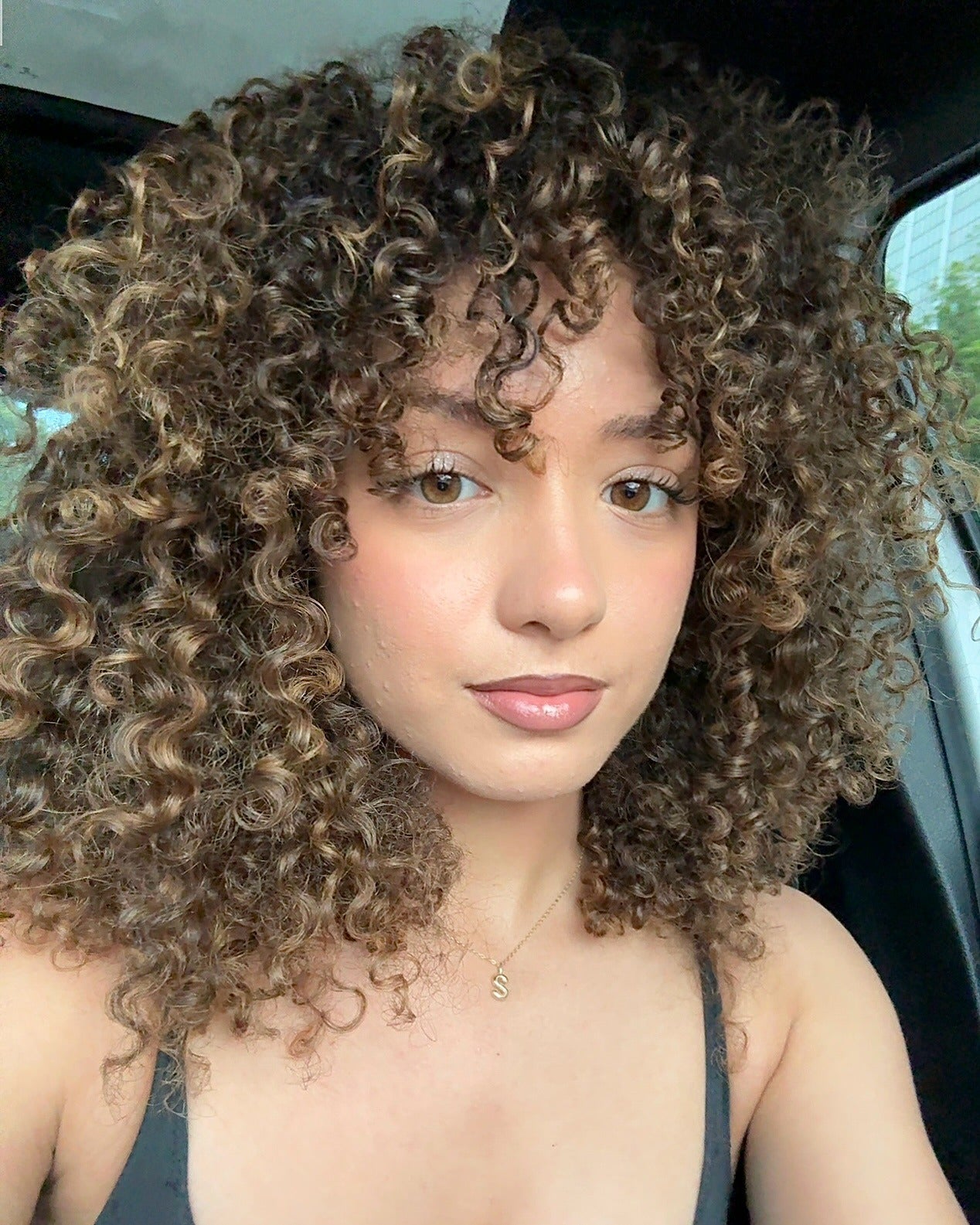 14. Abgerundete geschichtete Locken mit Toffee -Highlights (geschichtete lockige Frisuren)