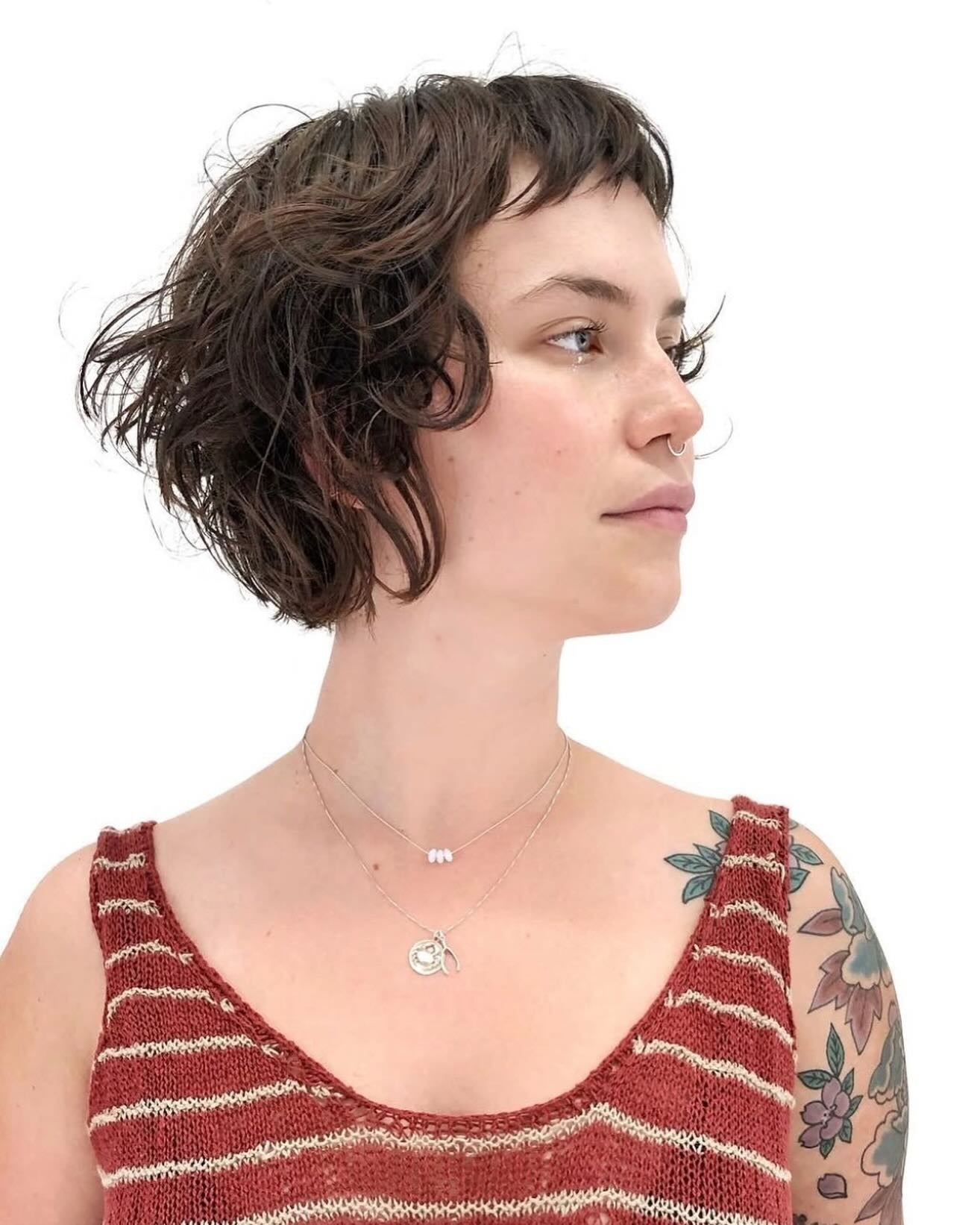 14. Kurzer lockiger Shag mit zerzausten Schichten in Aschebraun (Shaggy Bob Frisuren)