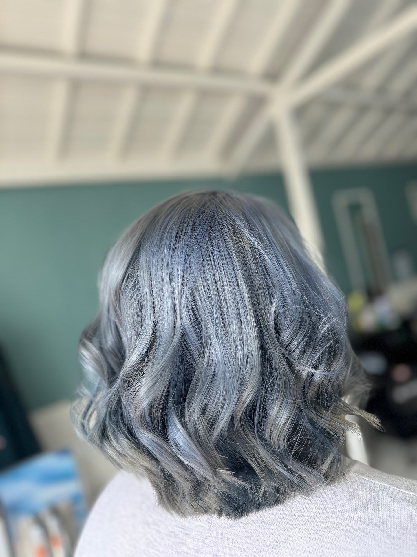 14. Kurzwellige Ascheblau-Grau (aschgraue Haarfarbe)