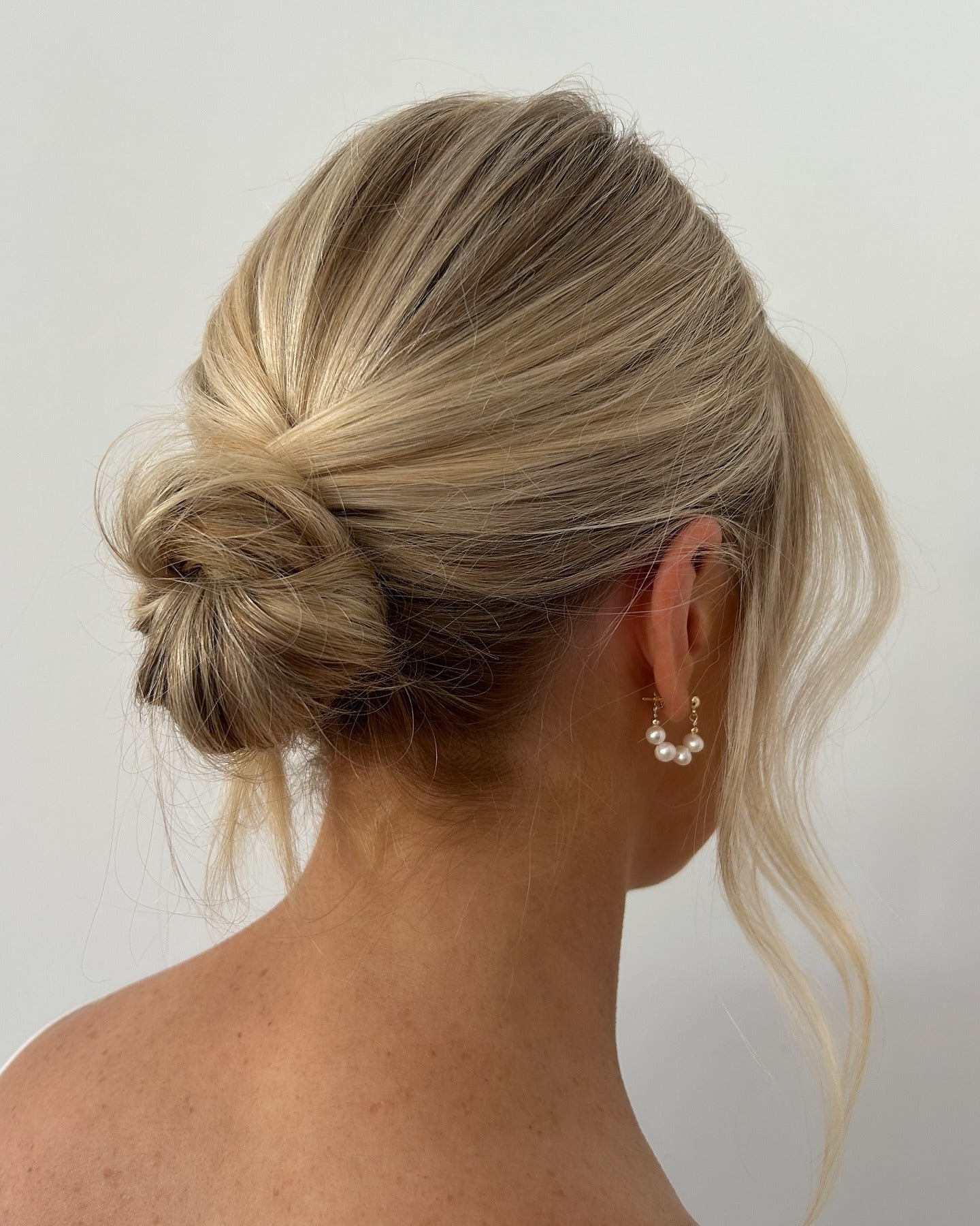 14. Schlankes Brötchen mit weichem goldenem blonden Glanz (niedriges, unordentliches Haarbrötchen)