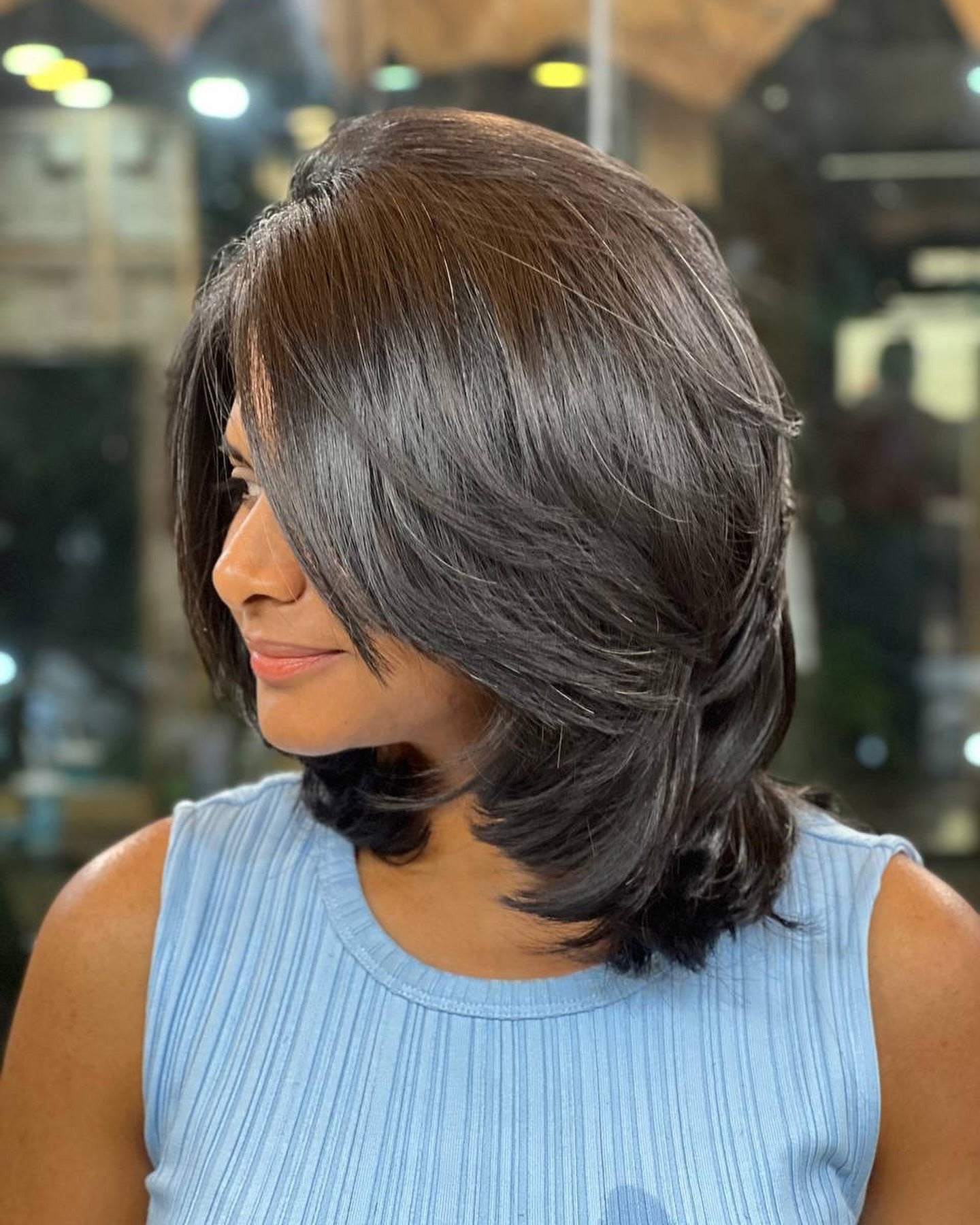 14. Schlankes, geschichtter Schicht in glänzend dunkelbraun (kurze Geschichtshaarschnitte)