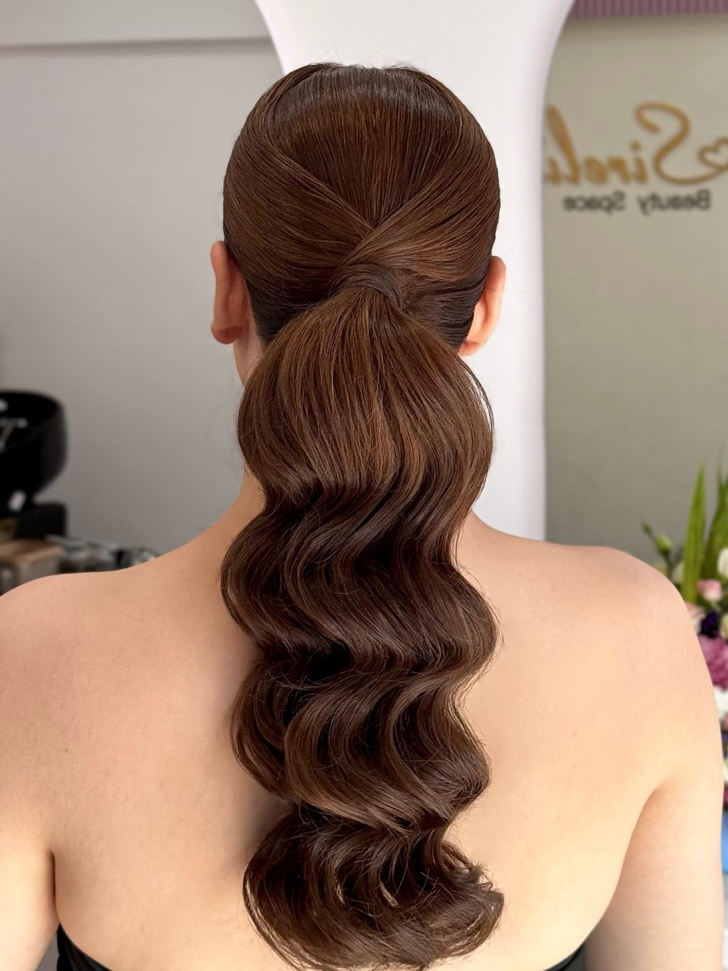 14. Schlankes mittlerer Ponytail mit geformten brünetten Wellen (elegante Frisuren)