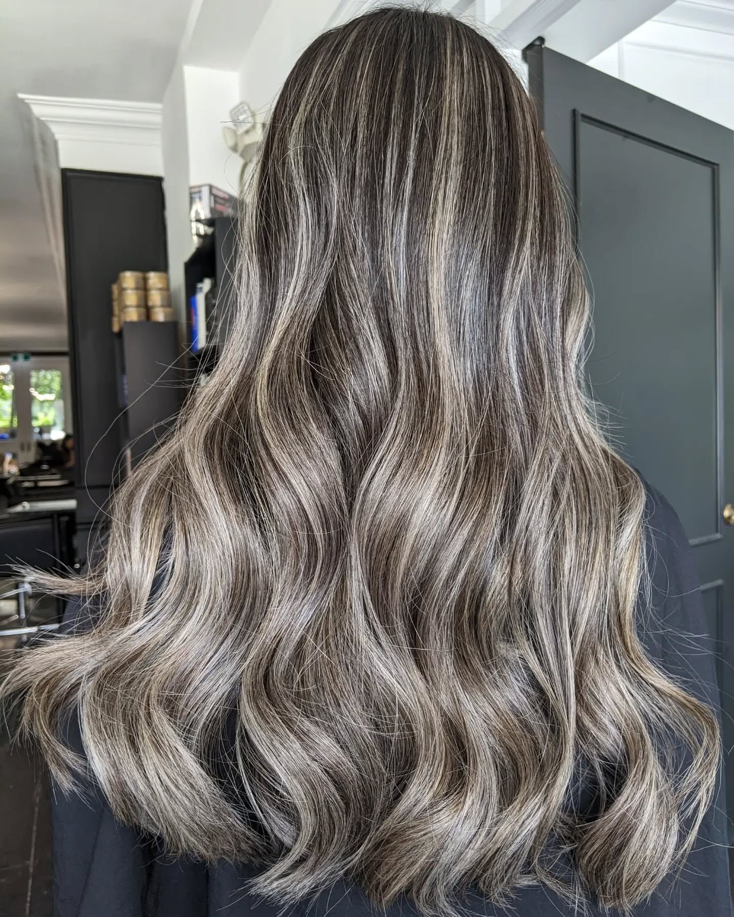 14. Raucher Asche Balayage mit leichten Streifen (Ascheblonde Balayage)