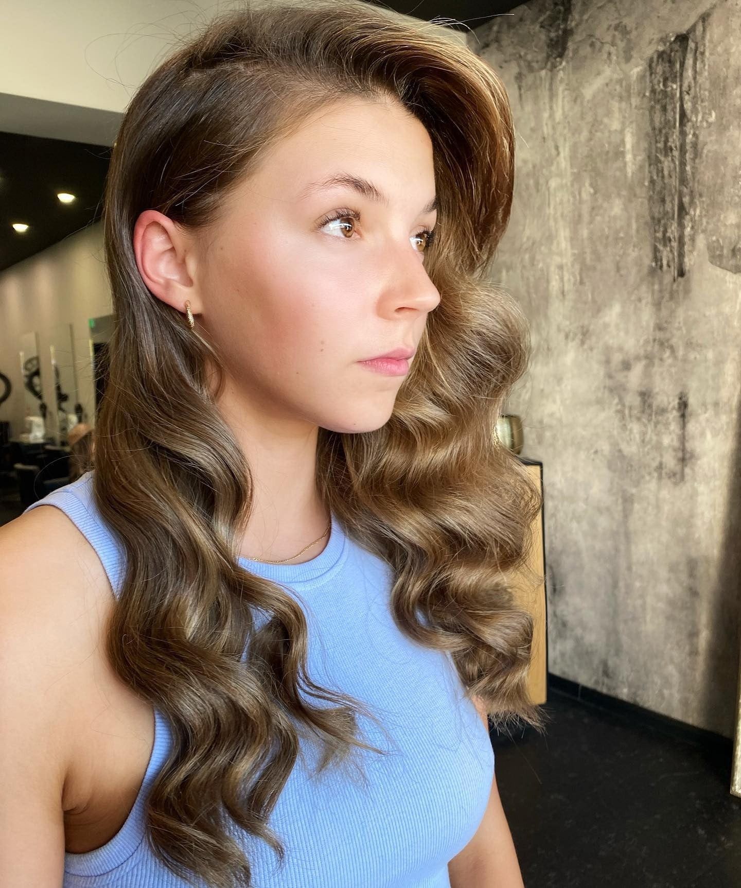 14. weiche aschbraune, seitgierige Glamwellen (Glamwellen Frisuren)