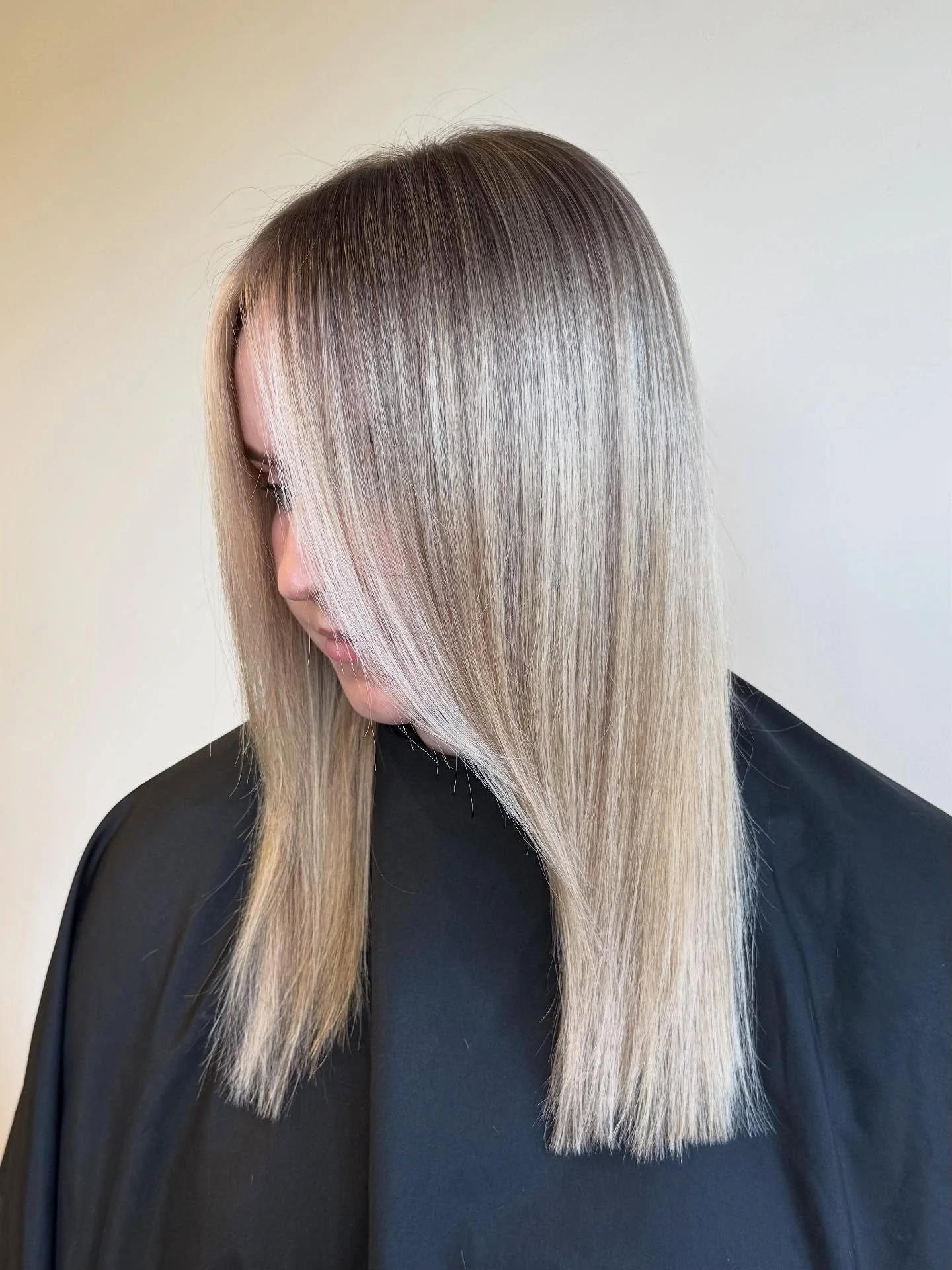 14. Sanftes Cremeblond mit Cool-Lowlight-Verlauf (Blondes Haar mit Lowlights)