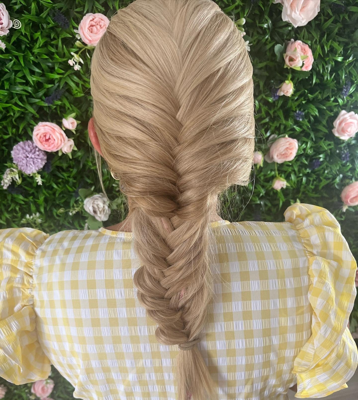 14. Weicher Fischschwanzzopf auf hellbeigeblond (Fischschwanzzopffrisuren)