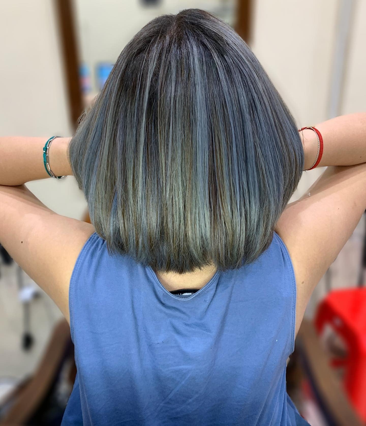 14. Stahlblau -Töne auf klassischem Bob Cut (hebt die Haarfarbe hervor)