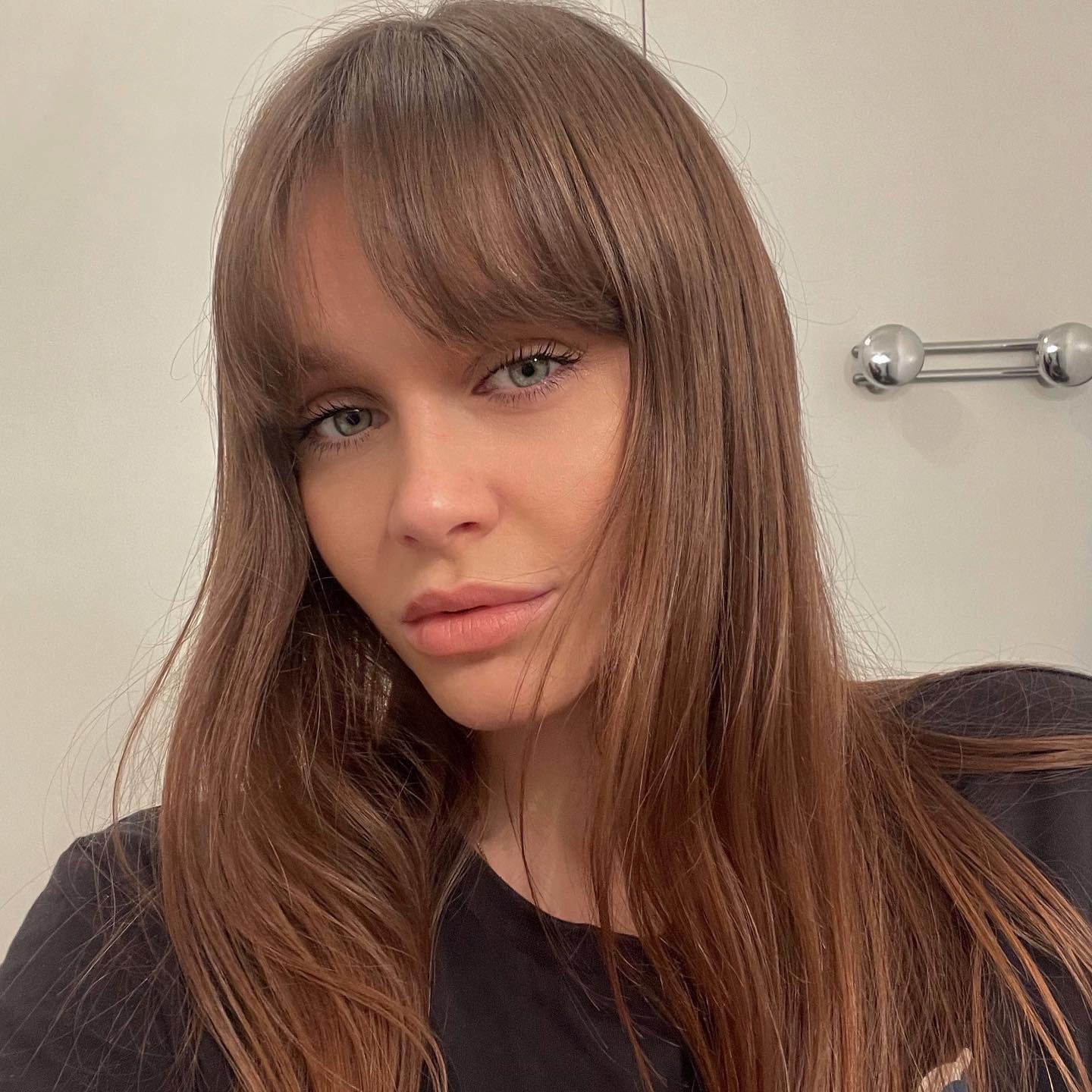 14. Gerade Kastanie mit langen Fransen (Fransenfrisuren)