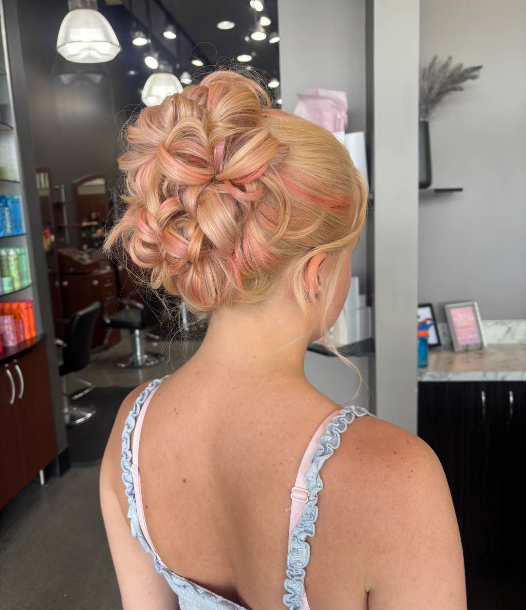 14. strukturiertes Brötchen mit Pfirsich- und Erdbeerakzenten (Abschlussballfrisuren)