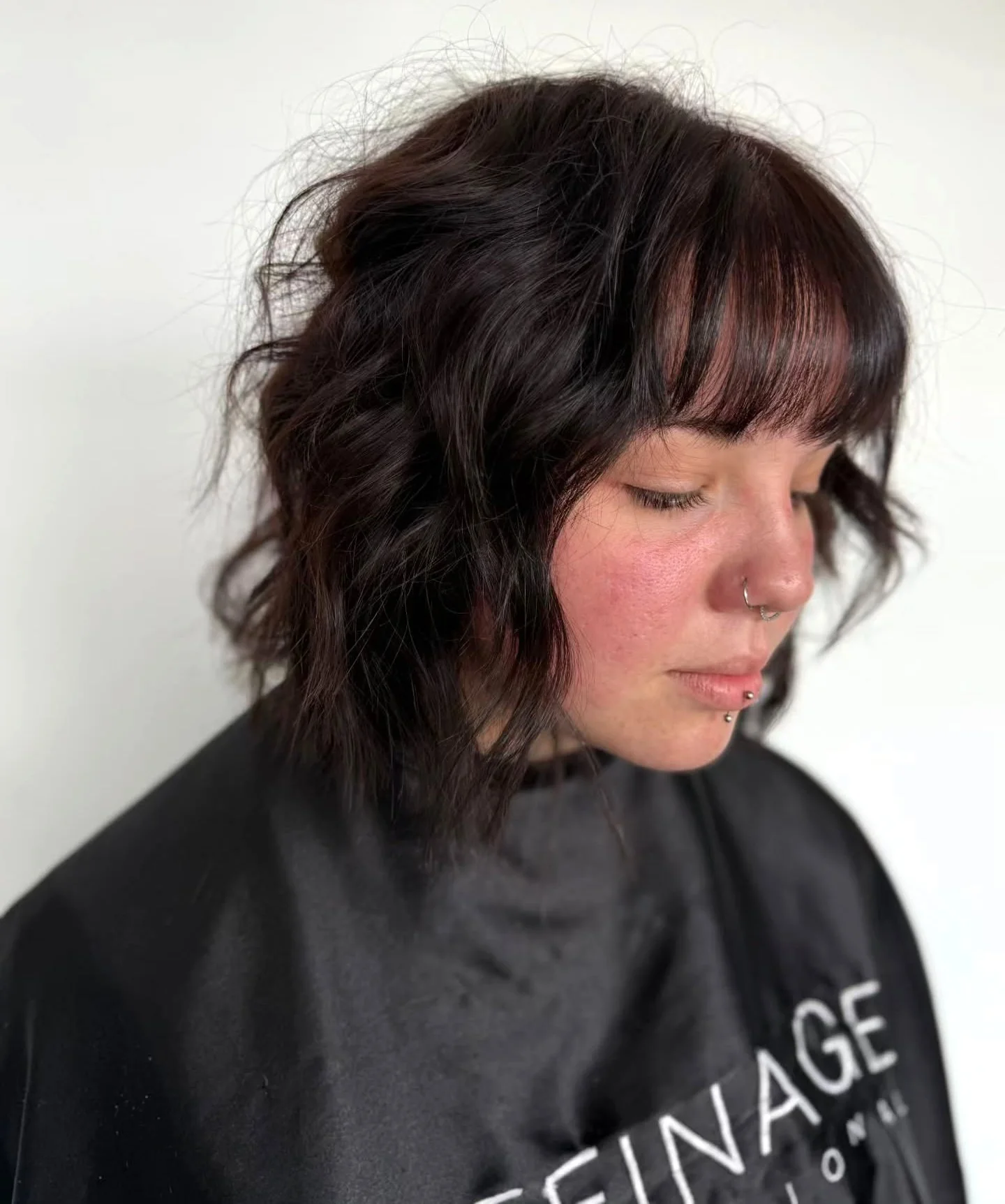 14. Strukturierter Espresso-Bob mit weichen Fransen (unordentlicher Haarschnitt für Frauen)