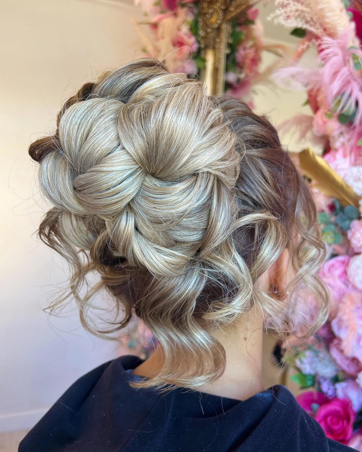 14. Strukturierter niedriger Dutt mit kühlem Blond (Abschlussballfrisuren)