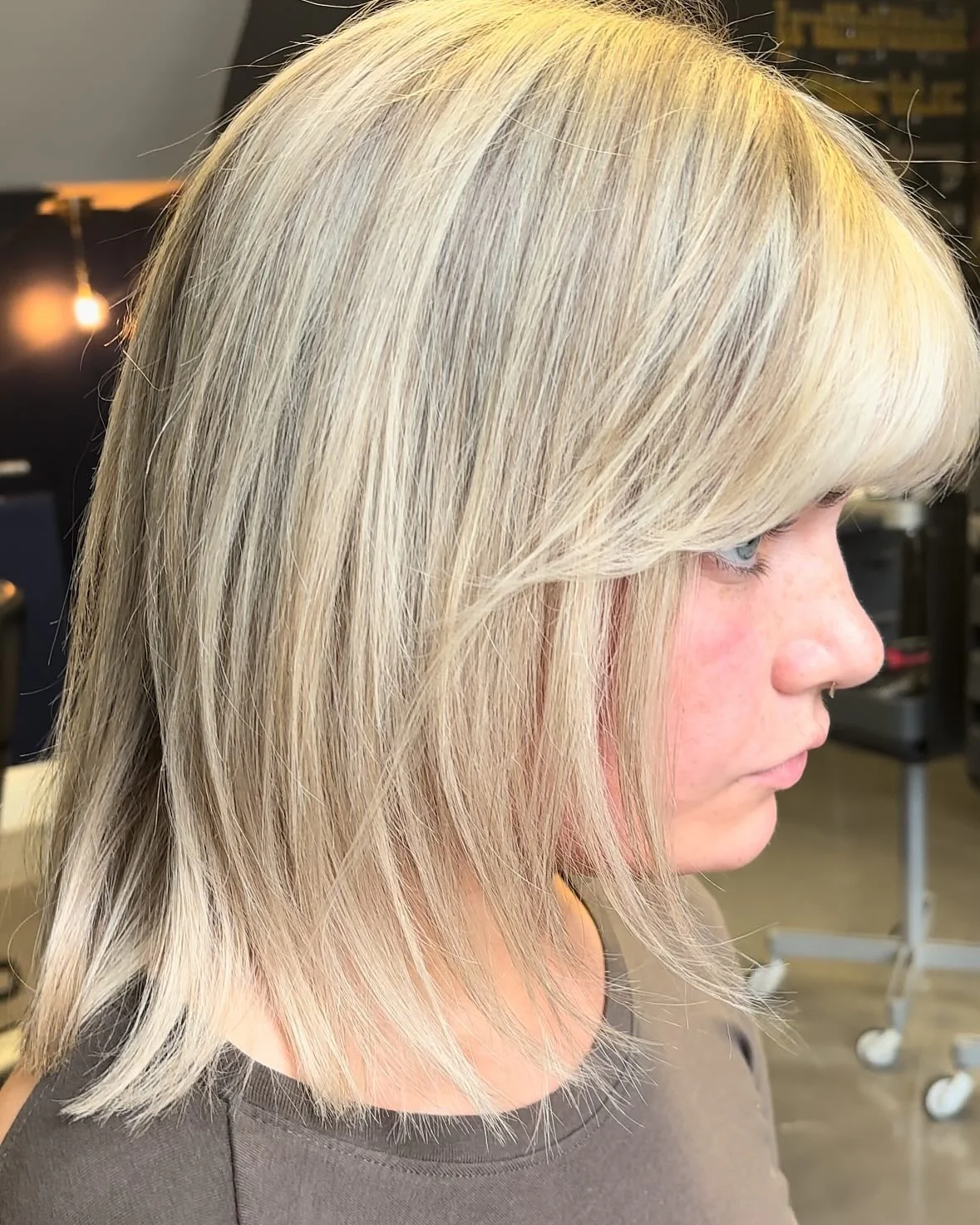14. Strukturierter mittlerer Bob mit weichem Platinblond (mittlere Bob-Frisuren)