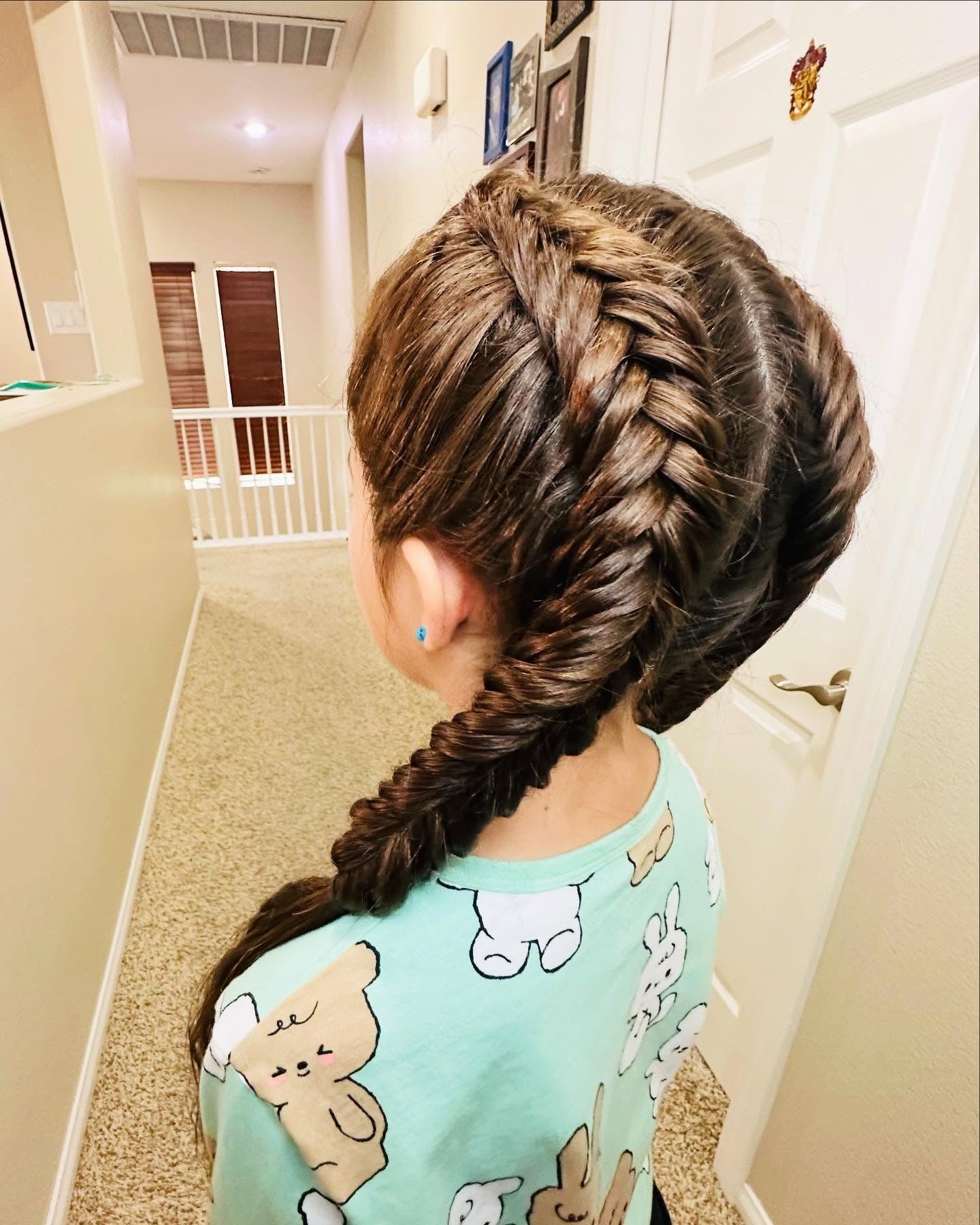 14. Twin Fishtail -Zöpfe auf tiefbraunem Haar (Frisuren für die Schule)