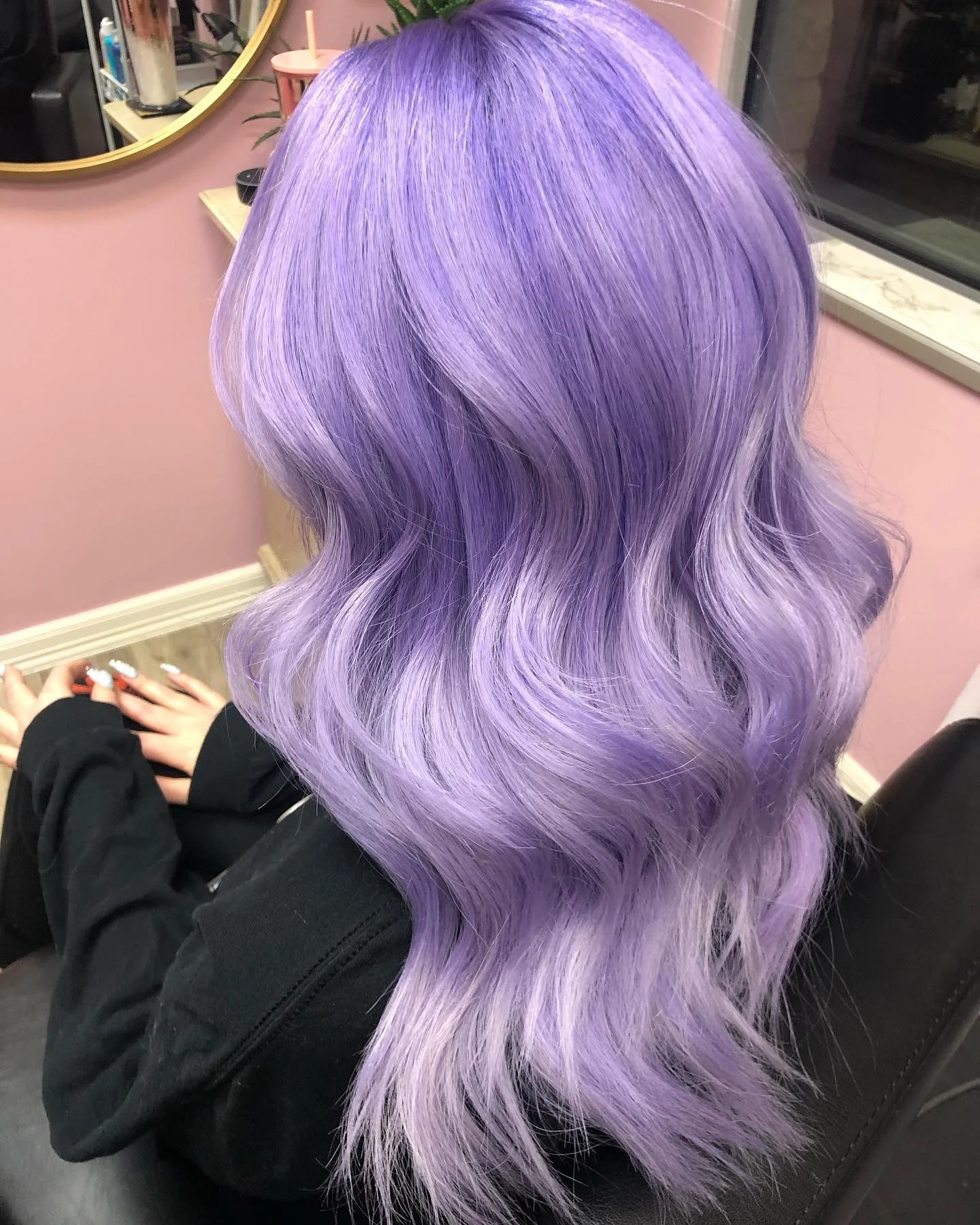 14. Vivid Lavender Glam Waves (lila Haarfarbe)