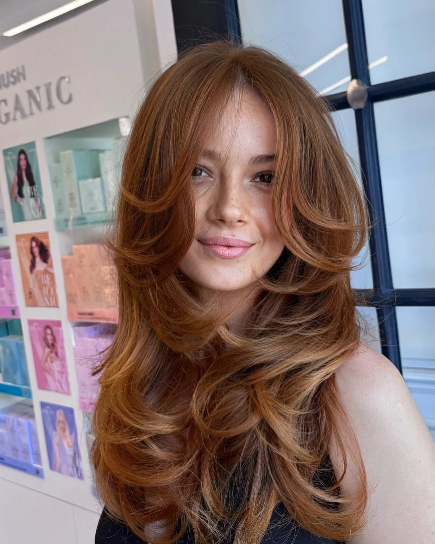 14. Voluminöser Curtain Bangs mit warmem Kupferbraun (Curtain Bangs-Frisuren)