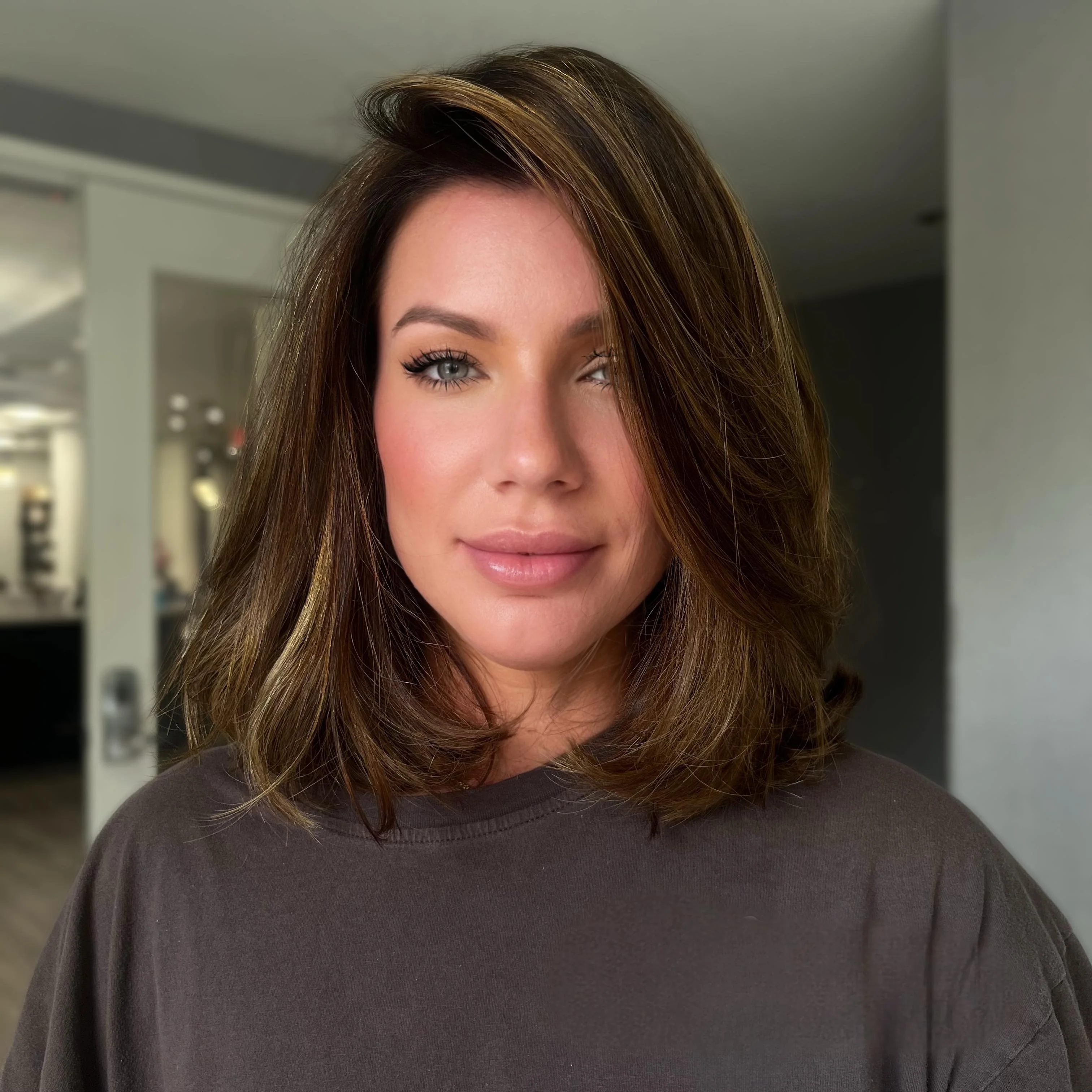 14. Warmer brünetter Bob mit natürlichem Volumen (Bouncy Bob Hair)