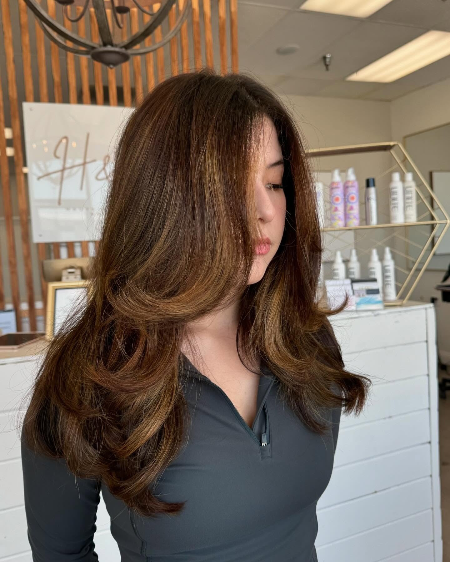 14. Warme Brünette mit goldener Dimension und geschichtter Fluss (Gesichtshaarschnitte)