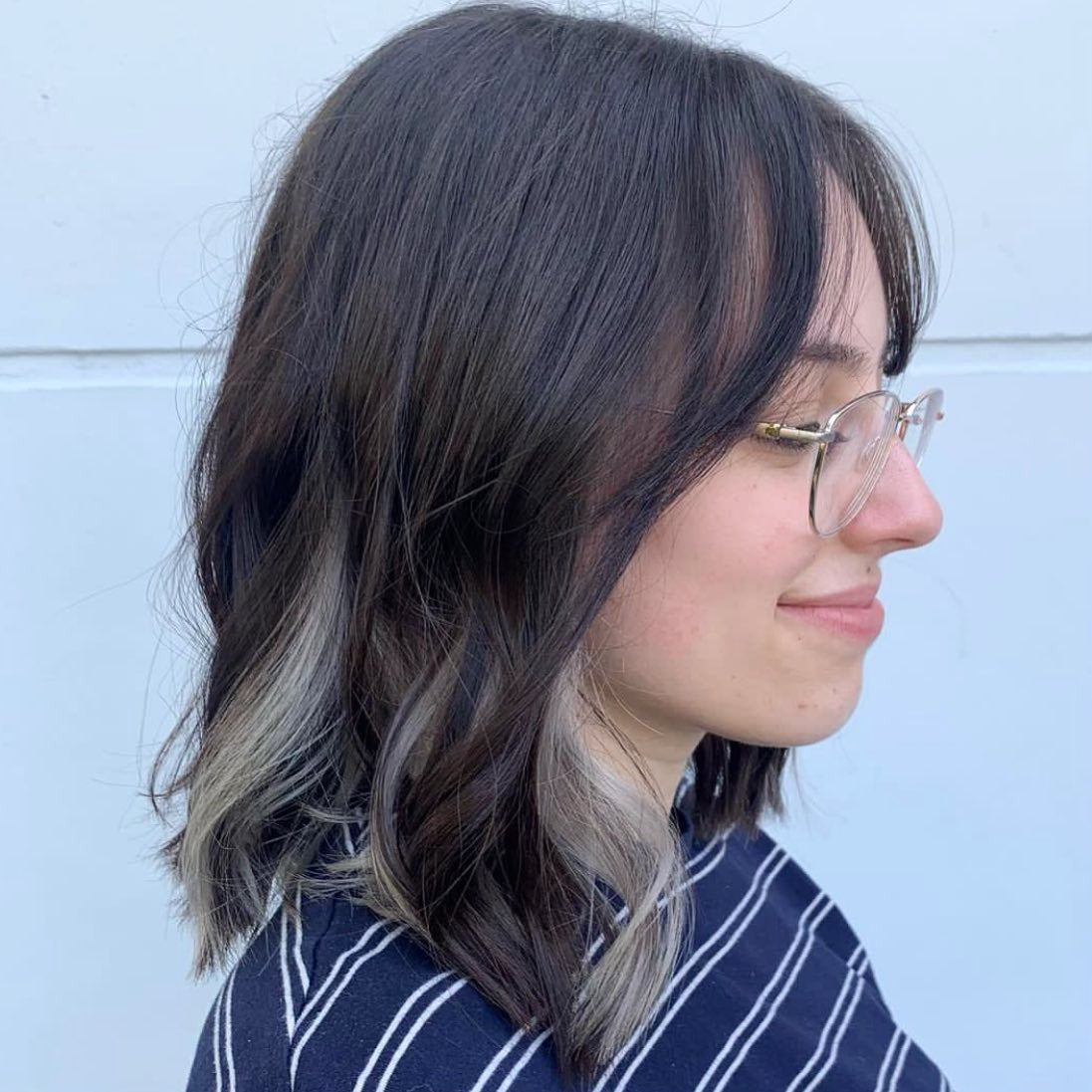 14. Wellige Schulter geschnitten mit ascheligen Platin -Gesichtsrahmen (schulterlange Haare)