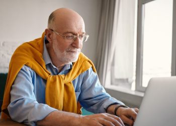 15 flexible Arbeit zu Hause Jobs für Menschen mit chronischer Krankheit (verdienen bis zu 17.000 US -Dollar pro Monat)