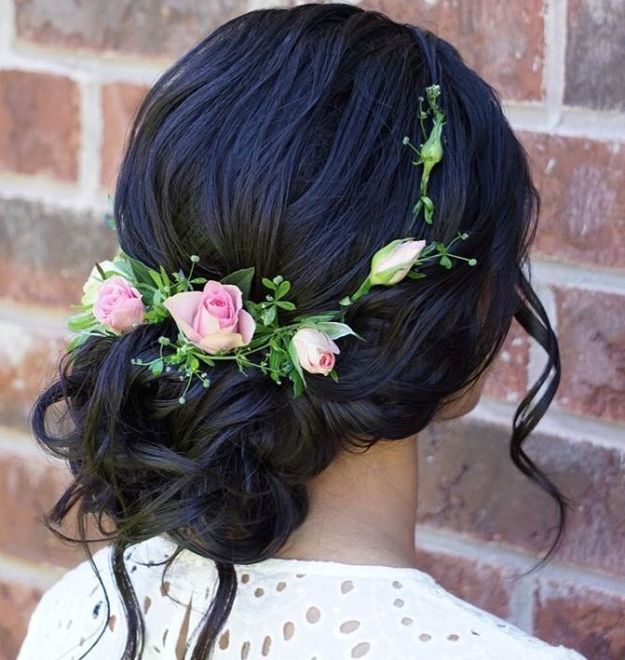 26 Hochzeitshaar Hochsteckfrisuren für elegante Bräute Schwarzwellige Hochsteckfrisur mit Blumen