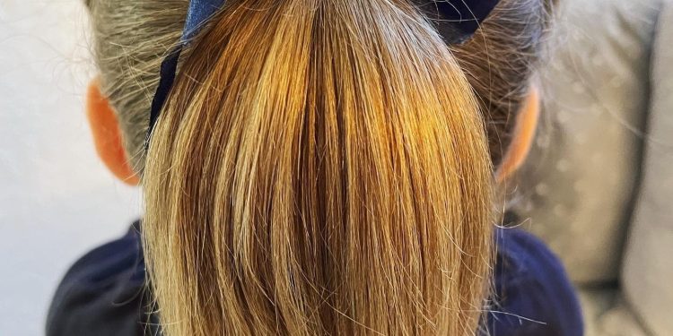 15 lustige Frisuren für die Schule perfekt für Kinder