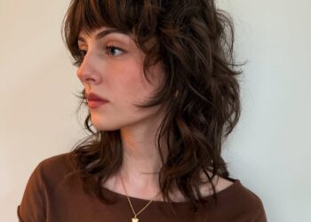 15 mittelgroße Shag -Haarschnitte, die das Gesicht fehlerfrei rahmen