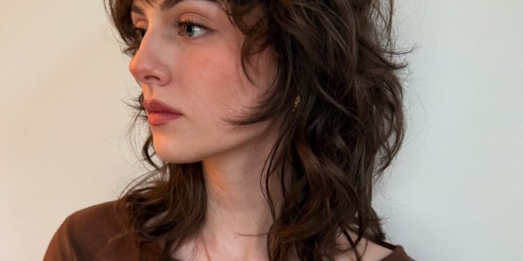 15 mittelgroße Shag -Haarschnitte, die das Gesicht fehlerfrei rahmen