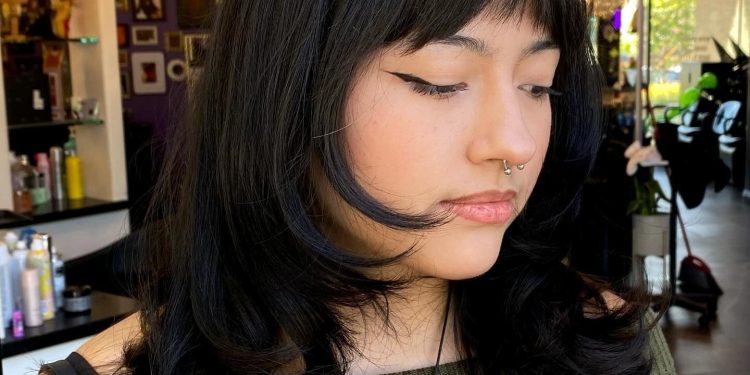 15 mittelgroße geschichtete Haarschnitte, die gerade genug Form hinzufügen