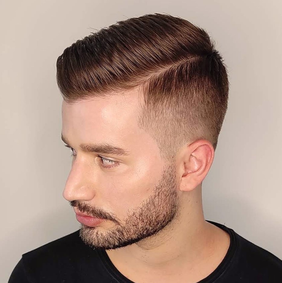 Ordentlicher Kamm über Schere verblassen