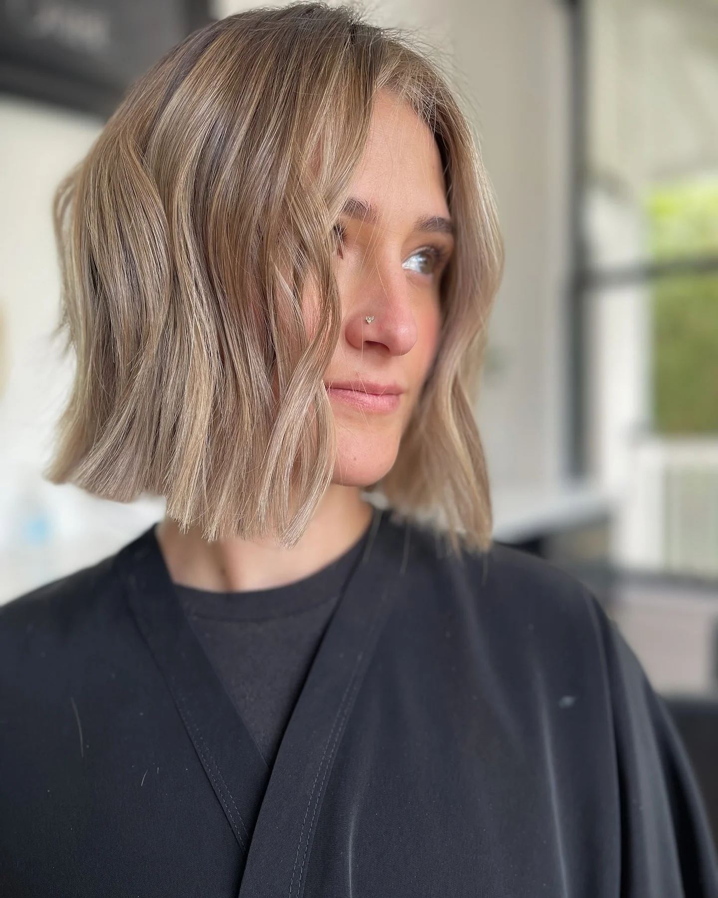 15. Luftiger Blunt Bob in Pilzblond (Blunt Bob Frisuren)