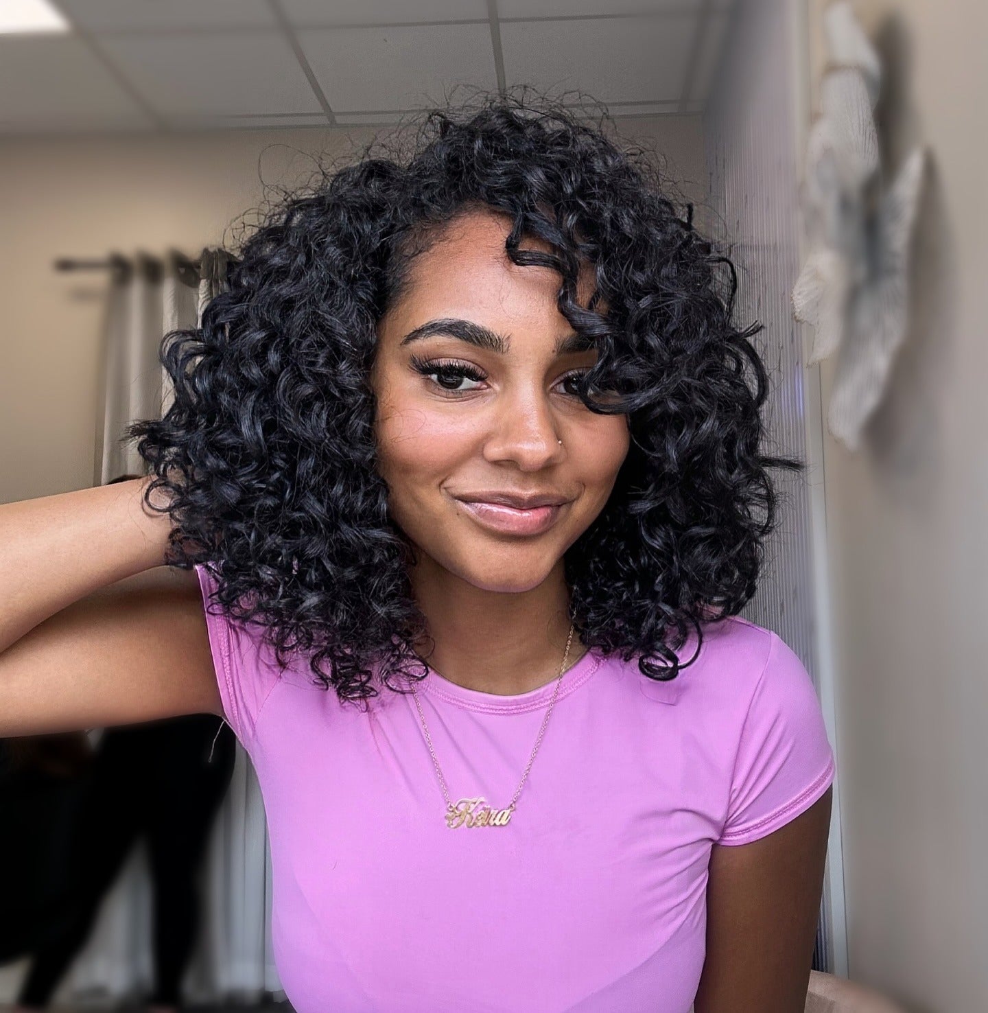 15. abgewinkelte schulterlange Locken in natürlicher Schwarz (kurze lockige Frisuren)